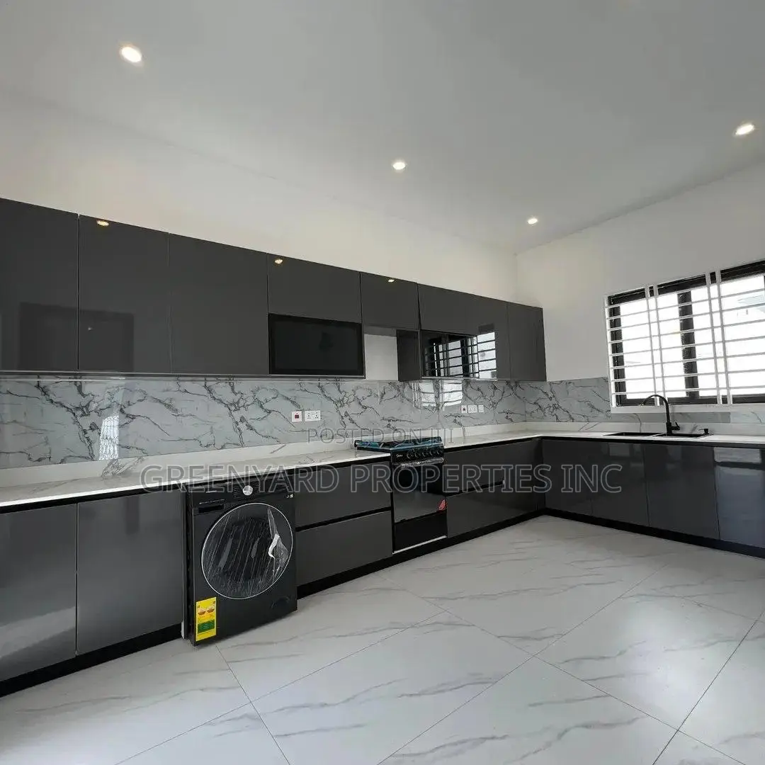 5bdrm House in Sakumono for sale in Sakumono