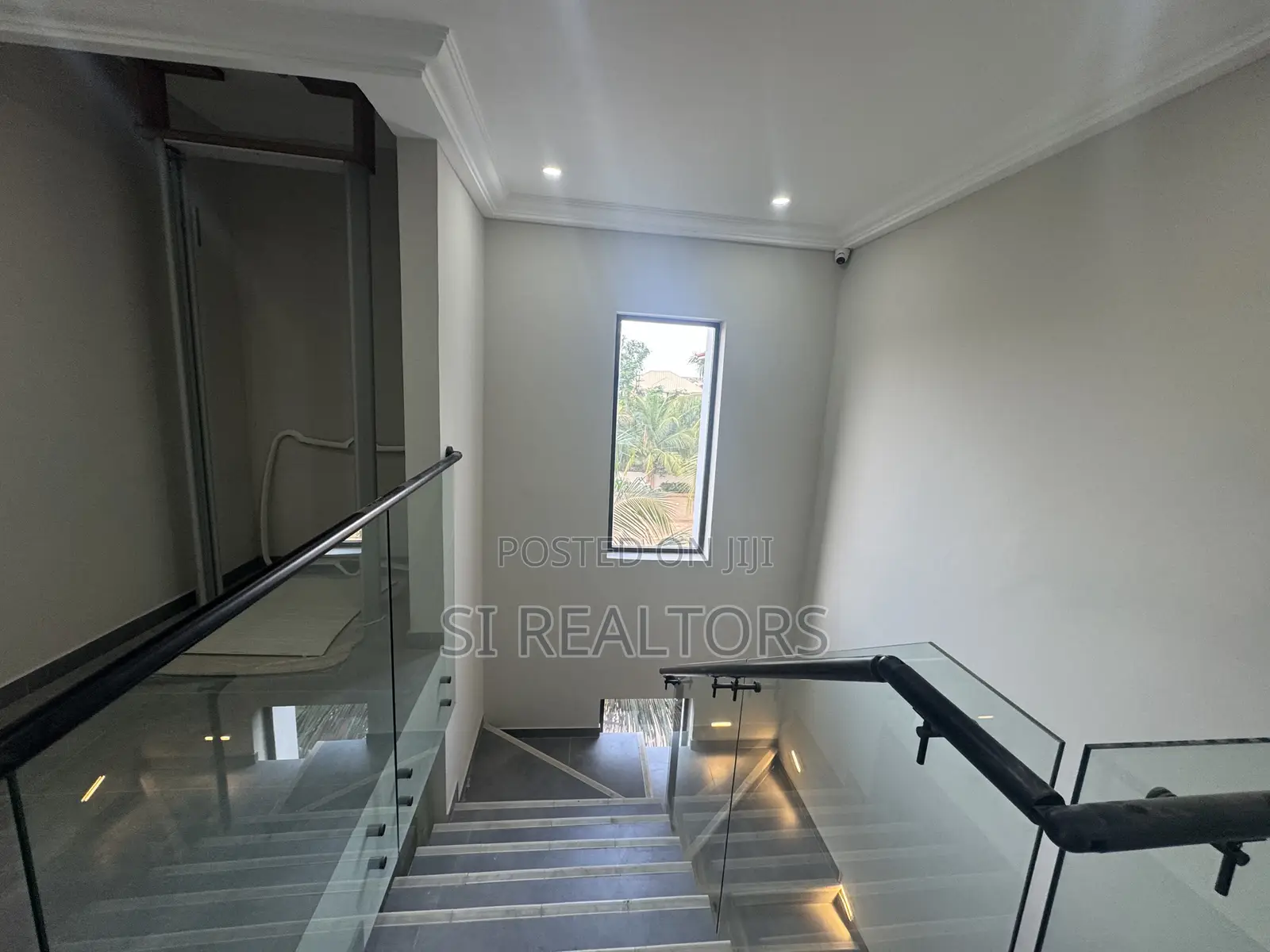 5bdrm Duplex in Near Ability Square, Adjiriganor for sale in Adjiriganor