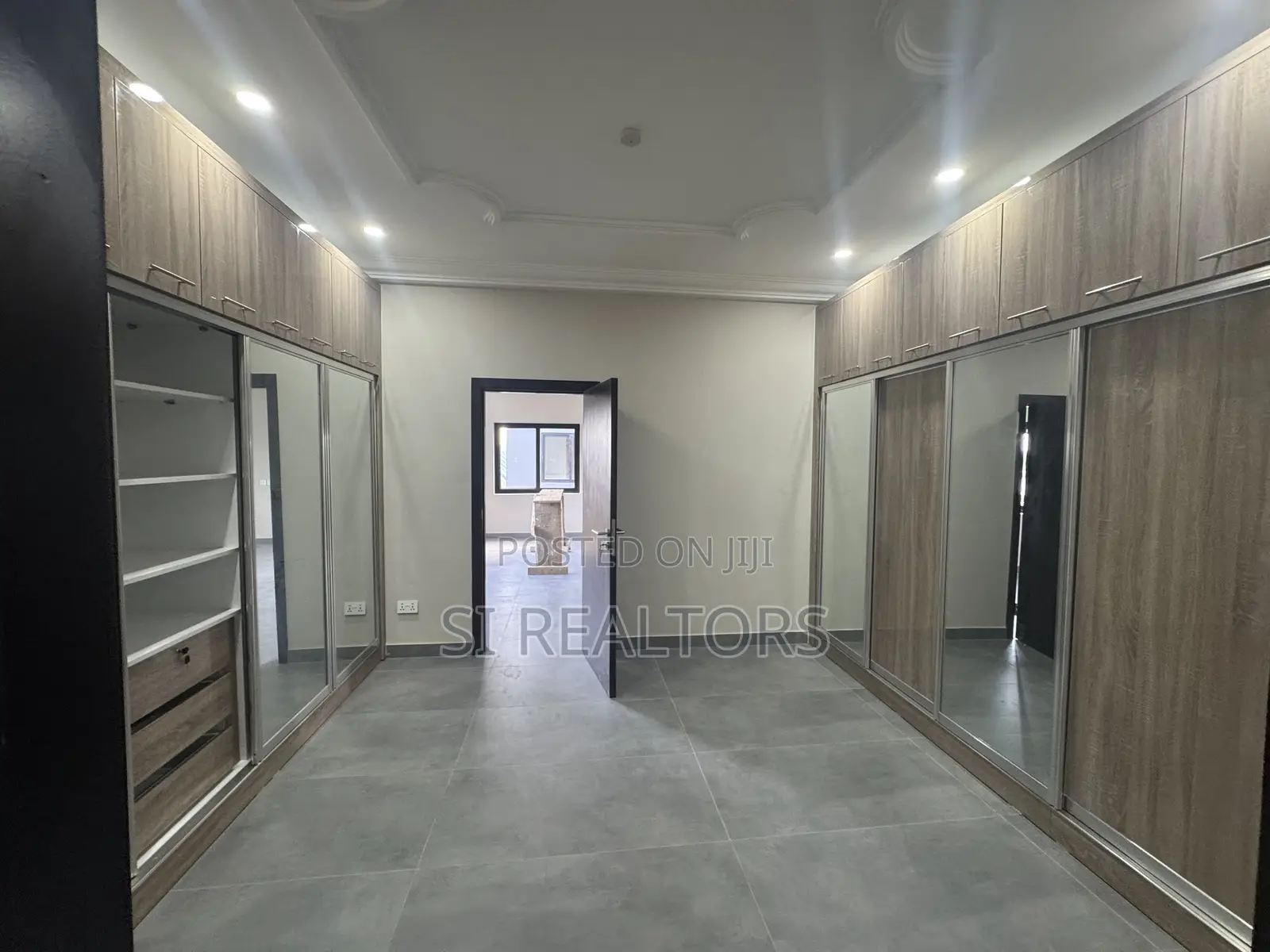 5bdrm Duplex in Near Ability Square, Adjiriganor for sale in Adjiriganor