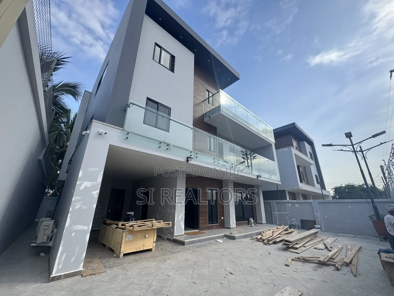 5bdrm Duplex in Near Ability Square, Adjiriganor for sale in Adjiriganor