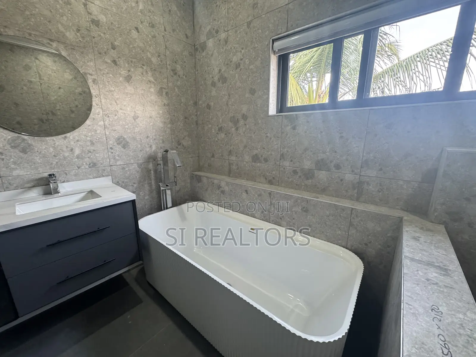 5bdrm Duplex in Near Ability Square, Adjiriganor for sale in Adjiriganor