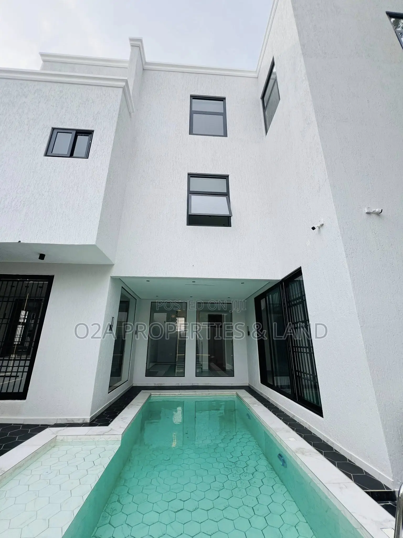 6bdrm House in East Legon, American House for sale in American House