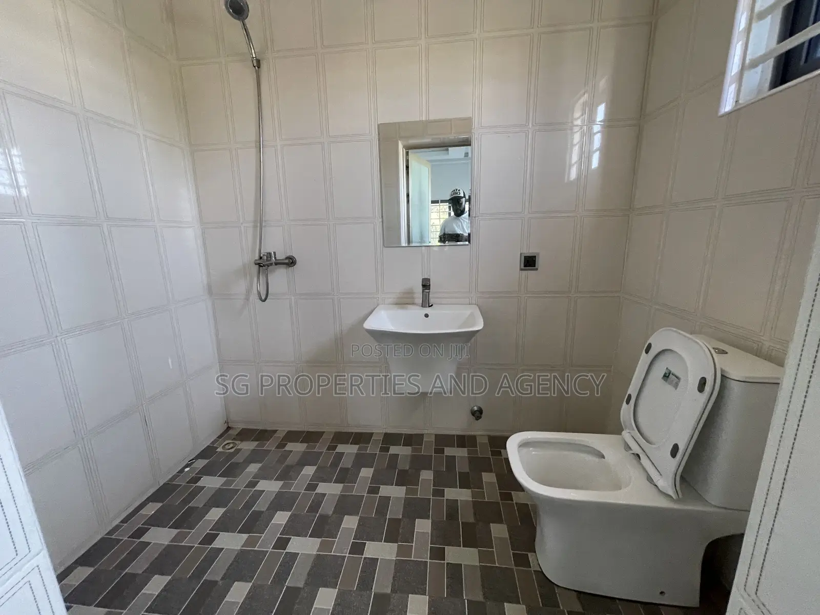 2bdrm Apartment in Batsonaa, Baatsona Total for rent in Baatsona Total