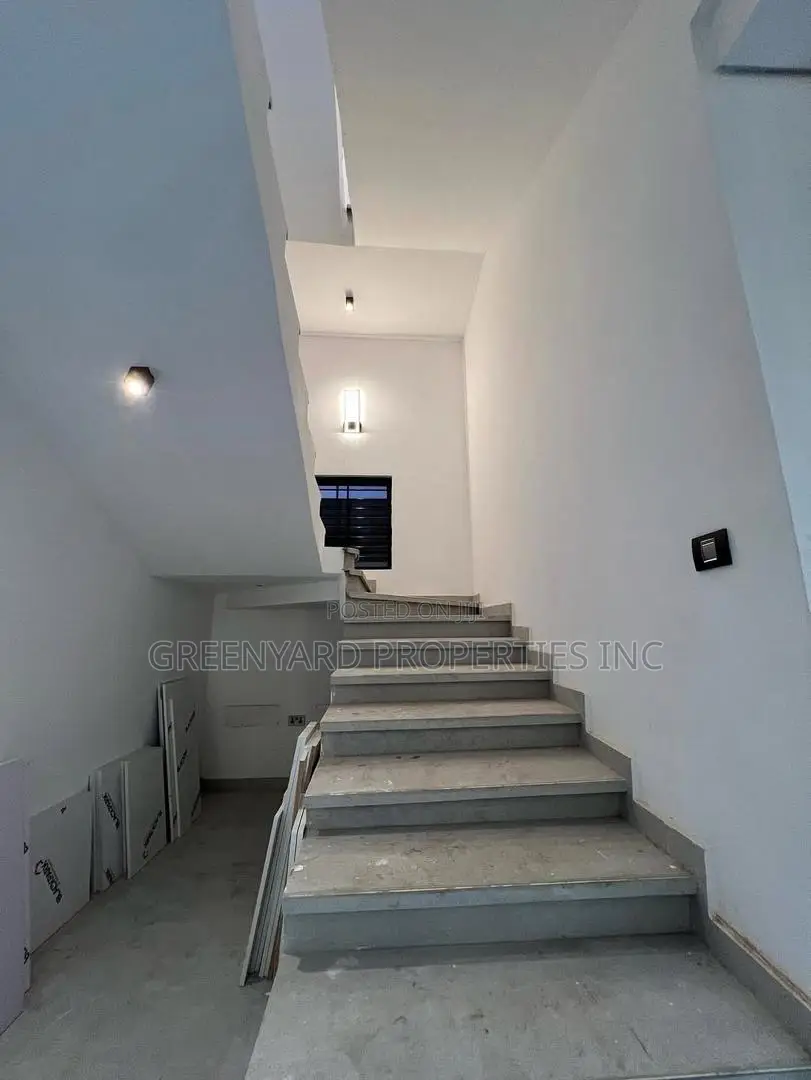 7bdrm House in American House, East Legon for sale in East Legon