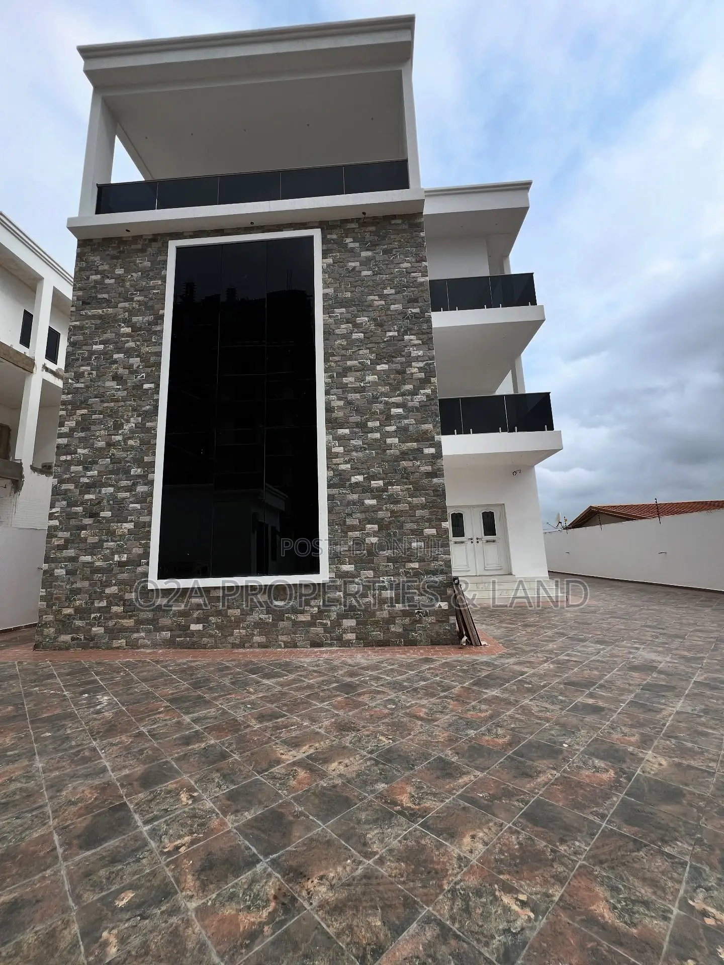 6bdrm House in East Legon, Bawaleshie for sale in Bawaleshie