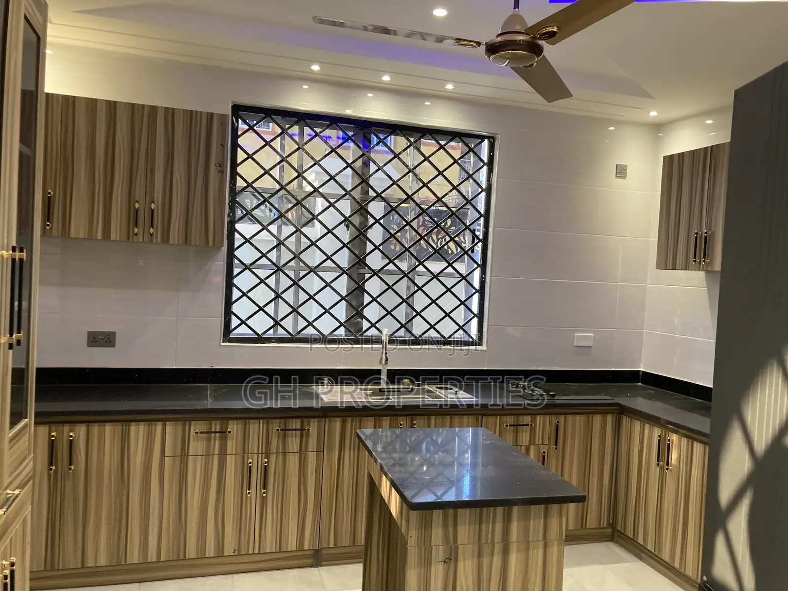 6bdrm Mansion in Executive Six, Kumasi Metropolitan for sale in Kumasi Metropolitan