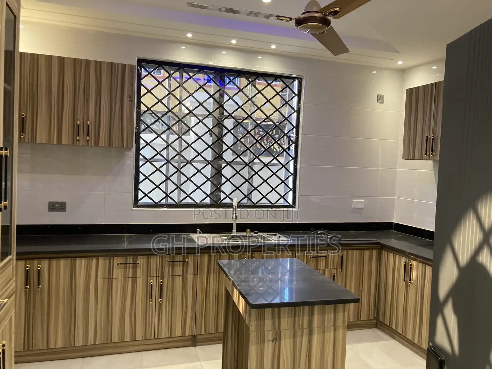 6bdrm Mansion in Executive Six, Kumasi Metropolitan for sale in Kumasi Metropolitan