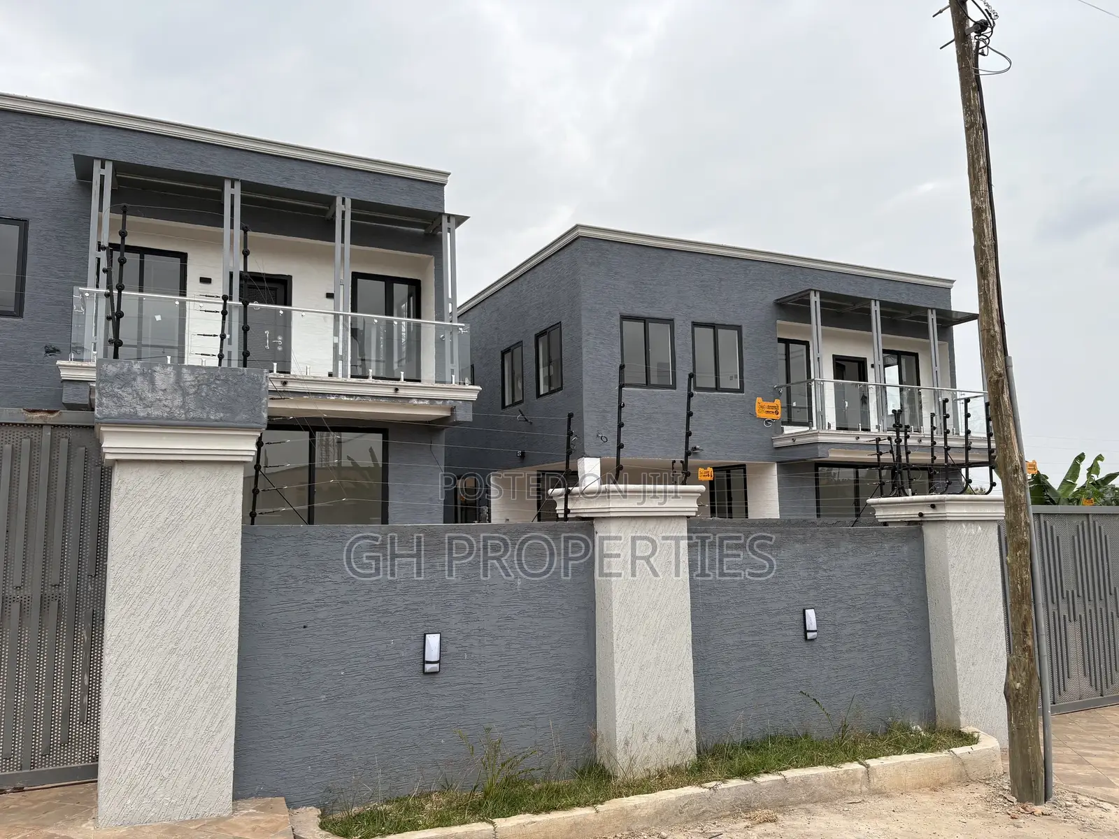 4bdrm Duplex in Ahodwo Runabout, Kumasi Metropolitan for sale in Kumasi Metropolitan