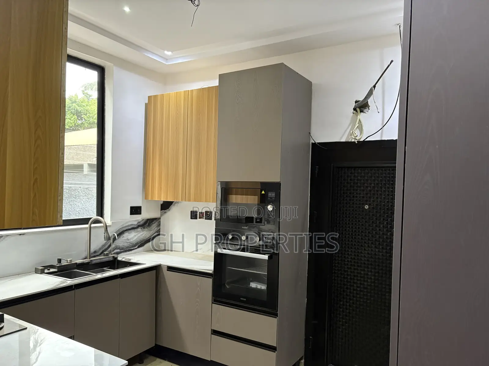 4bdrm Duplex in Ahodwo Runabout, Kumasi Metropolitan for sale in Kumasi Metropolitan