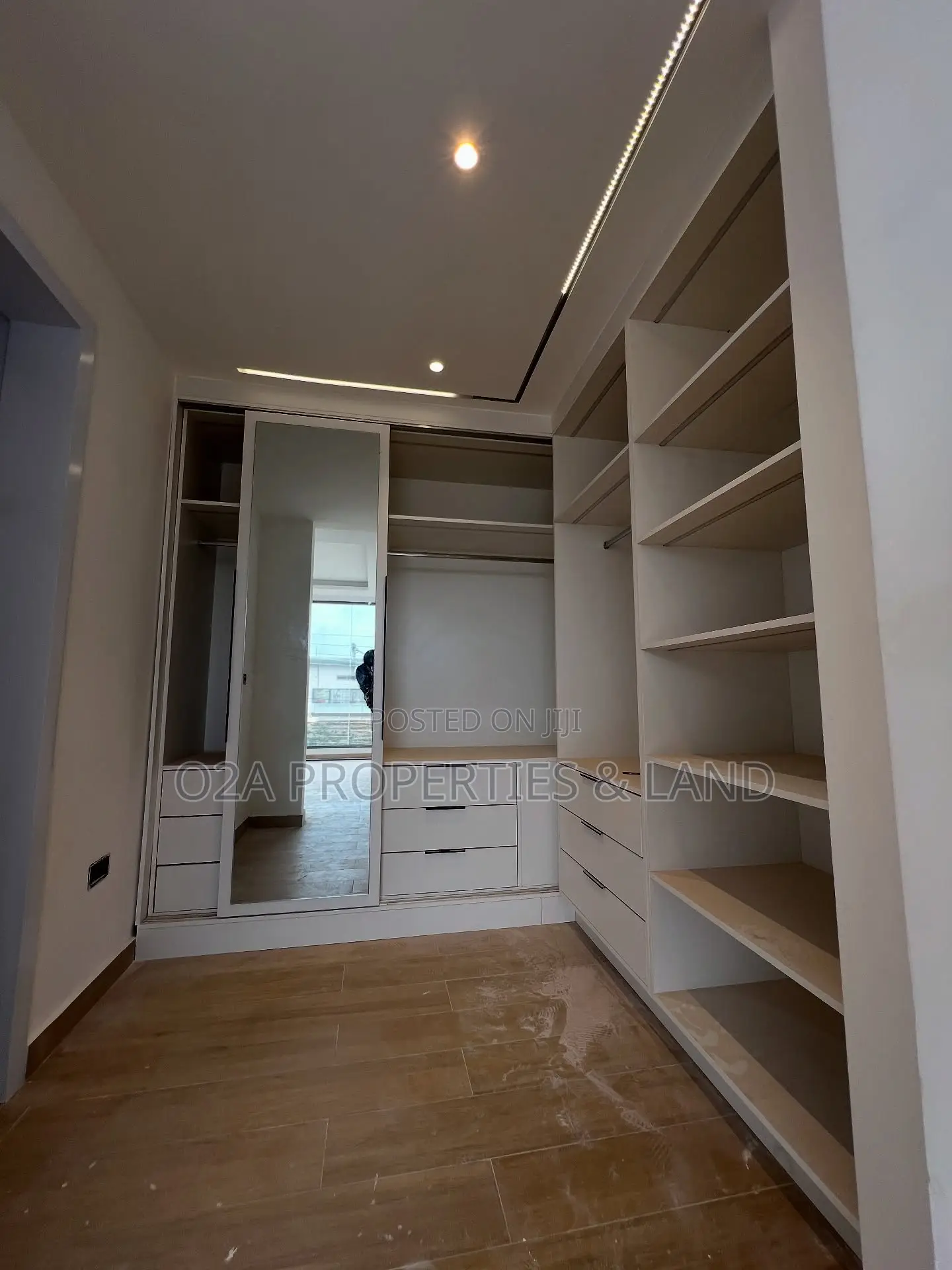4bdrm House in East Airport for sale in Airport Residential Area