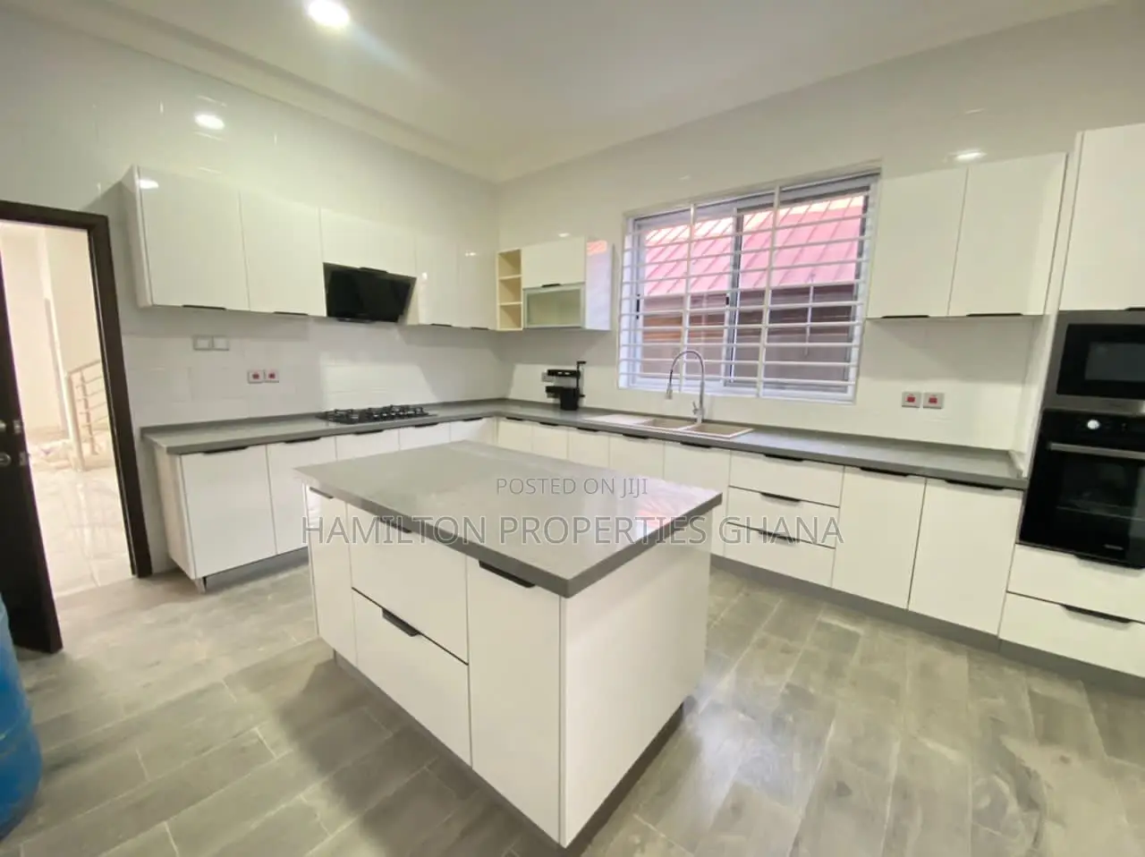 4bdrm Mansion in Lakeside for sale in Lake Side Estate