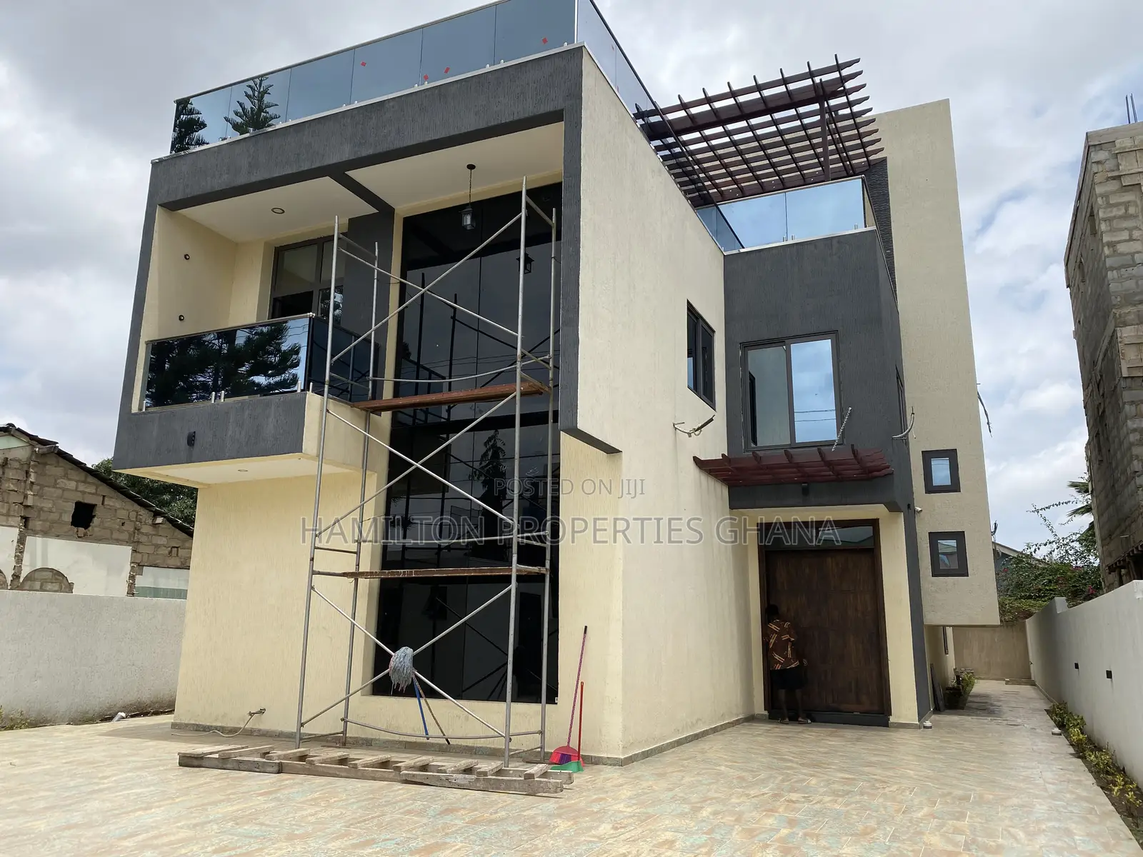 6bdrm Mansion in East Legon, Boundary Road Area for sale in Boundary Road Area