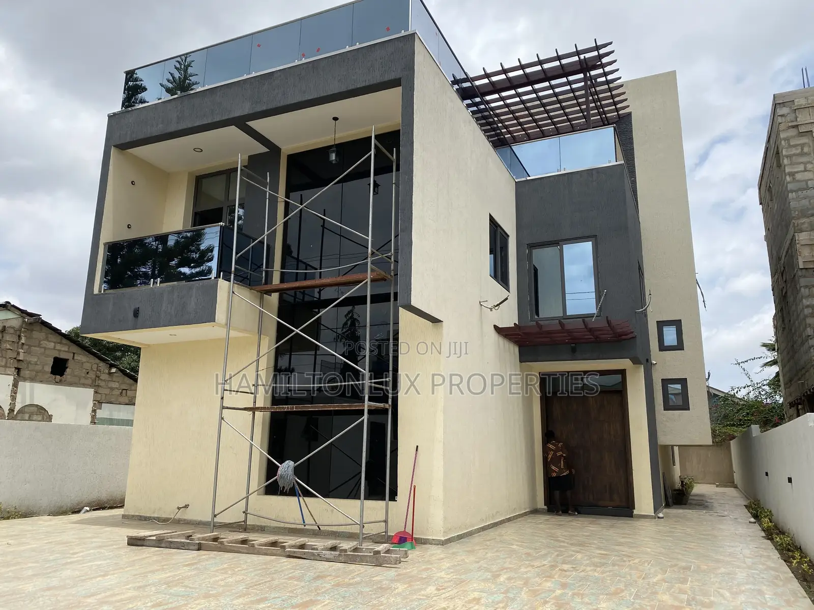 6bdrm Mansion in East Legon, Boundary Road Area for sale in Boundary Road Area