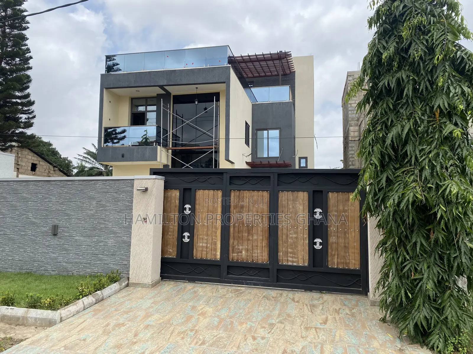 6bdrm Mansion in East Legon, Boundary Road Area for sale in Boundary Road Area