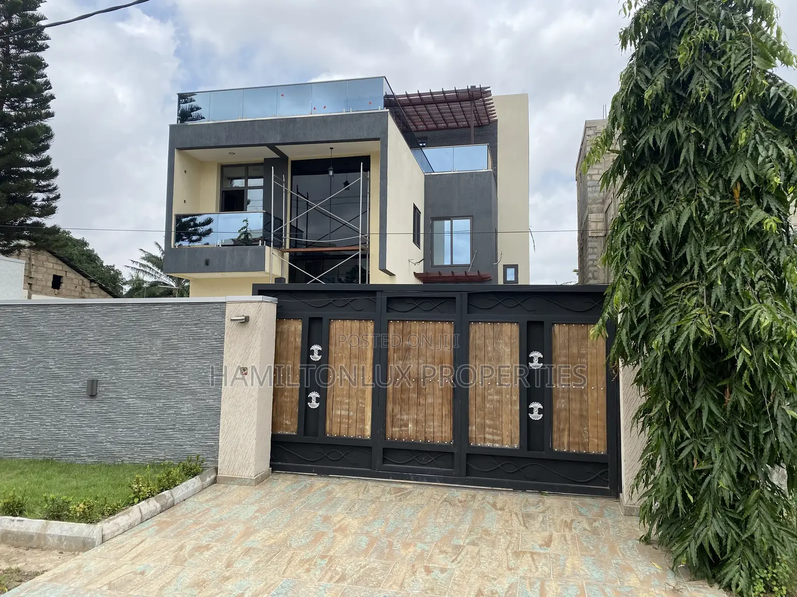 6bdrm Mansion in East Legon, Boundary Road Area for sale in Boundary Road Area