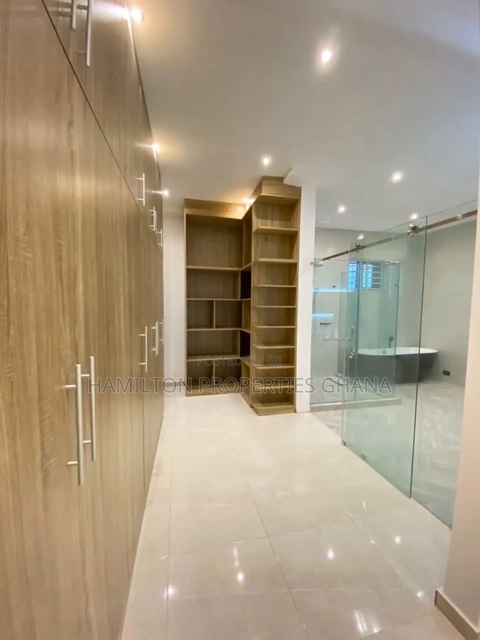 4bdrm Mansion in Lakeside, Ashaley Botwe for sale in Ashaley Botwe