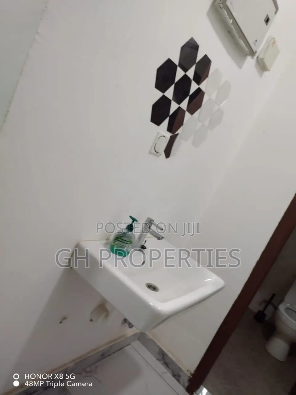 7bdrm House in Anwomaso Domiabra, Kumasi Metropolitan for sale in Kumasi Metropolitan