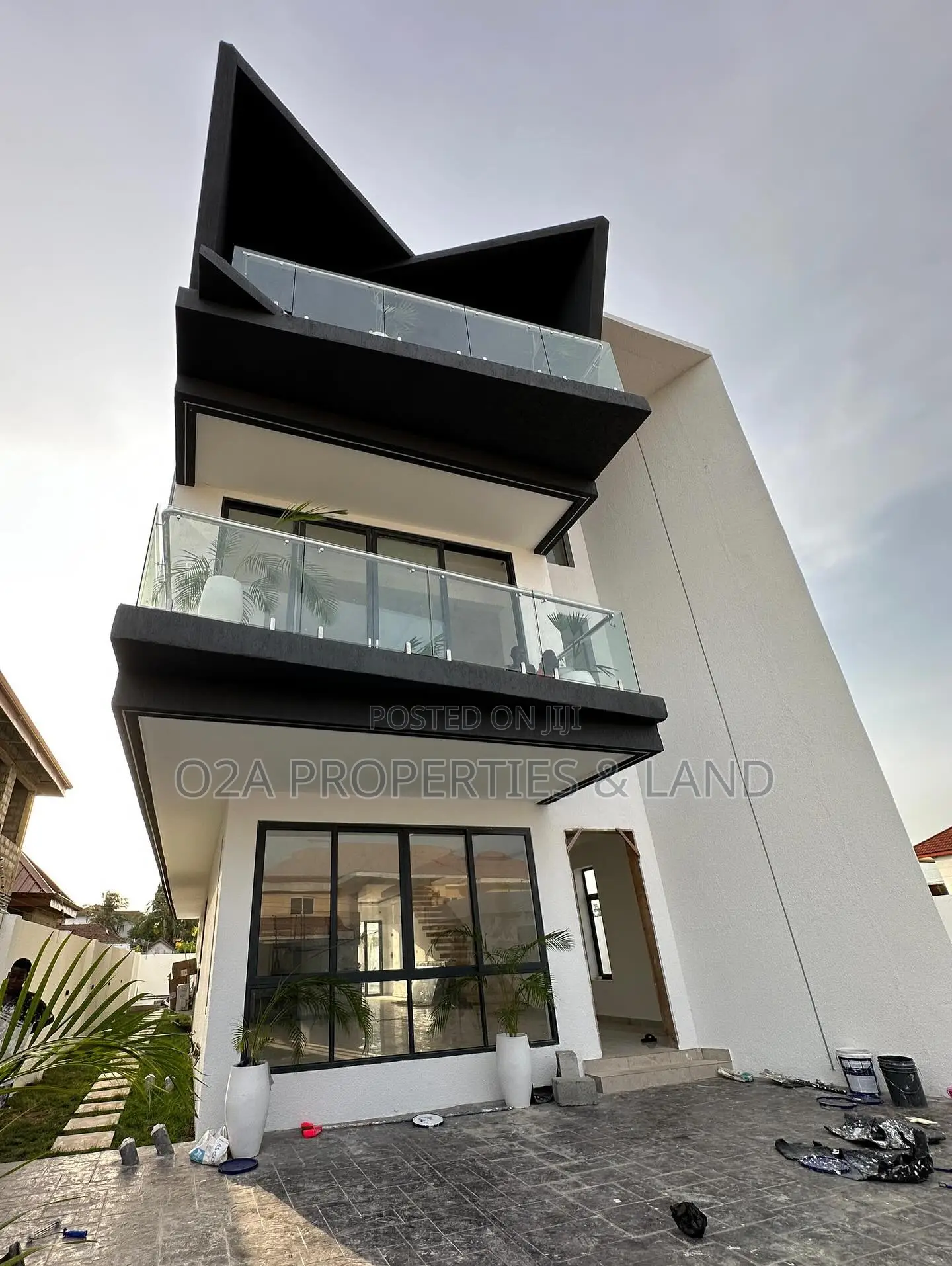 5bdrm House in East Legon, American House for sale in American House