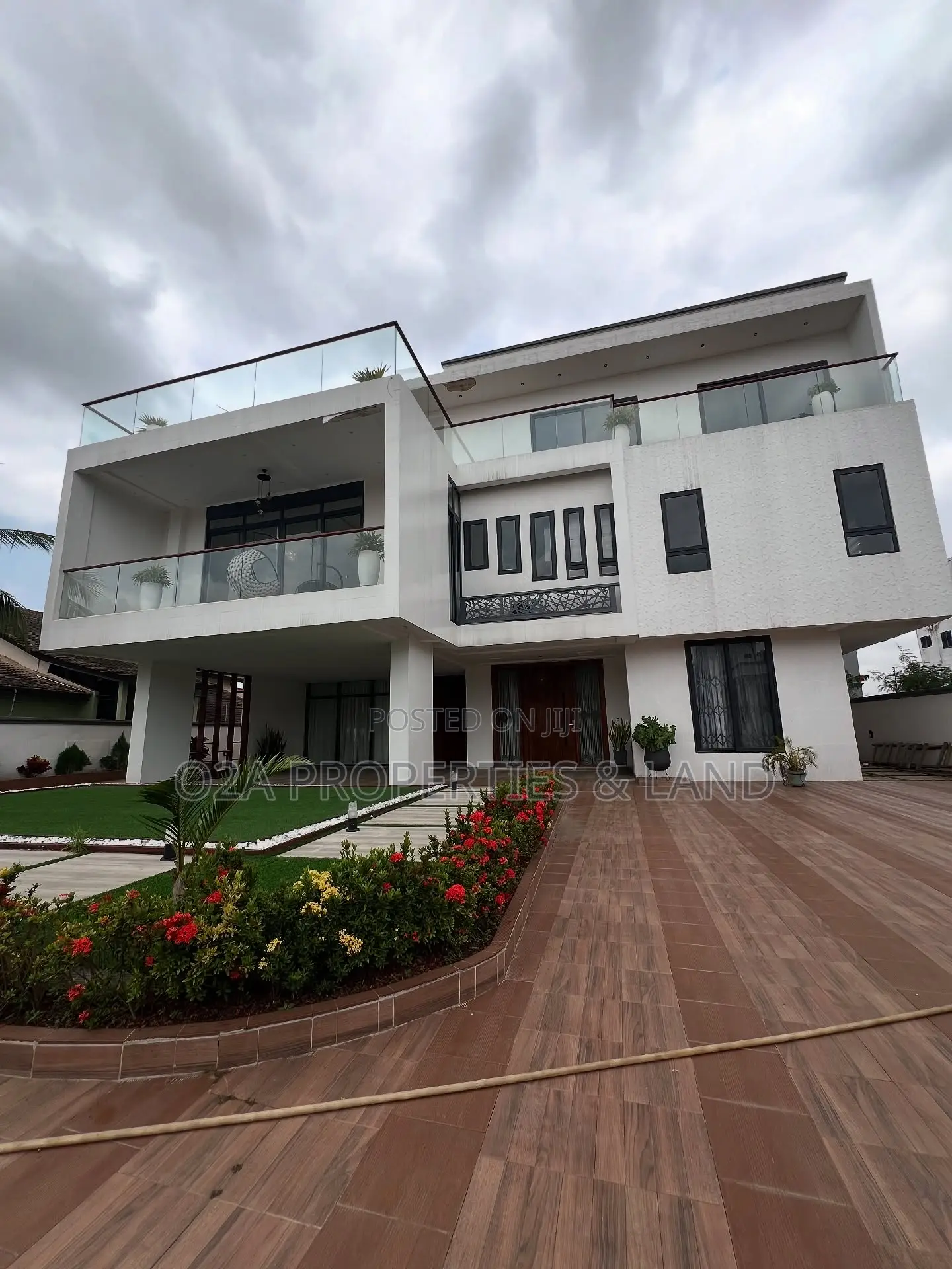 6bdrm House in East Legon, American House for sale in American House