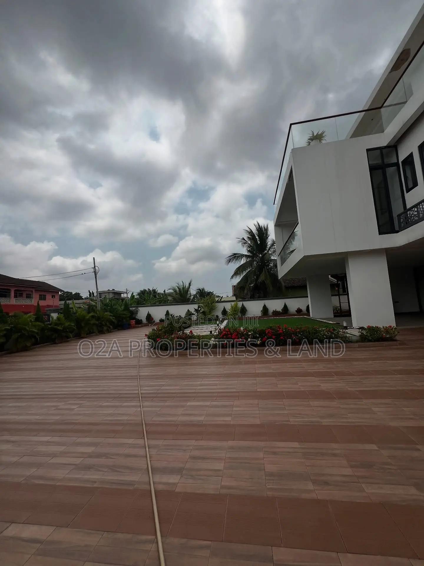 6bdrm House in East Legon, American House for sale in American House
