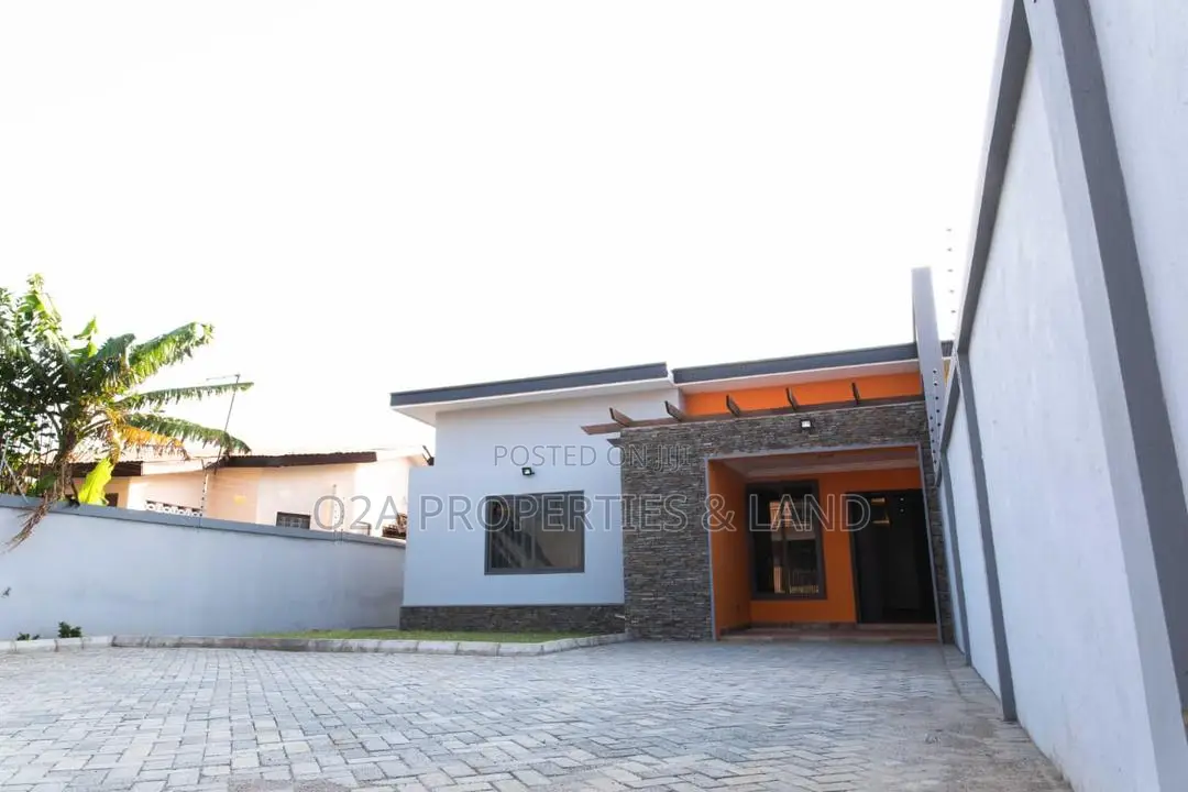3bdrm House in Tema Golfcity, Community 25 for sale in Community 25