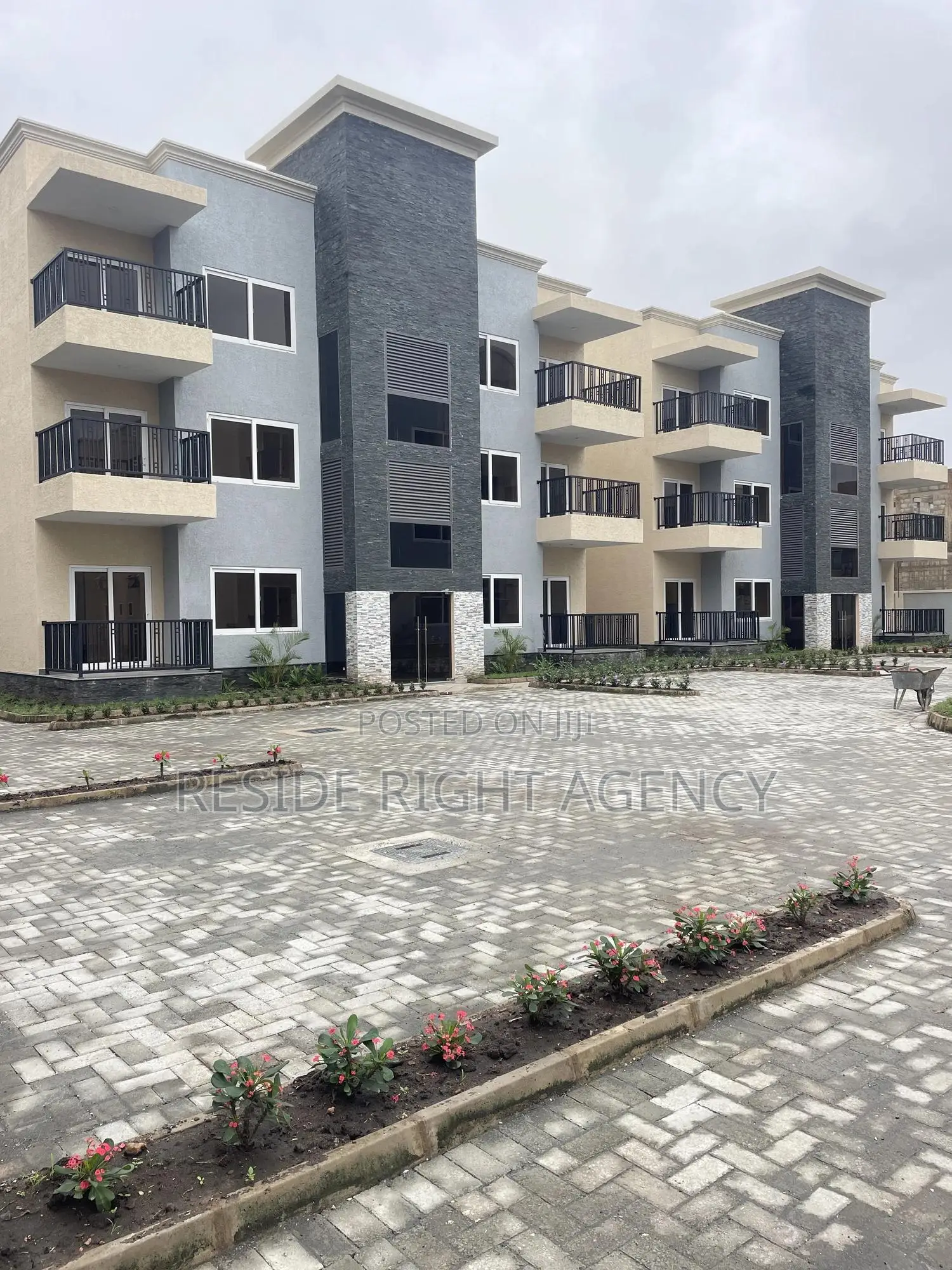 3bdrm Block of Flats in Pokuase for sale in Pokuase