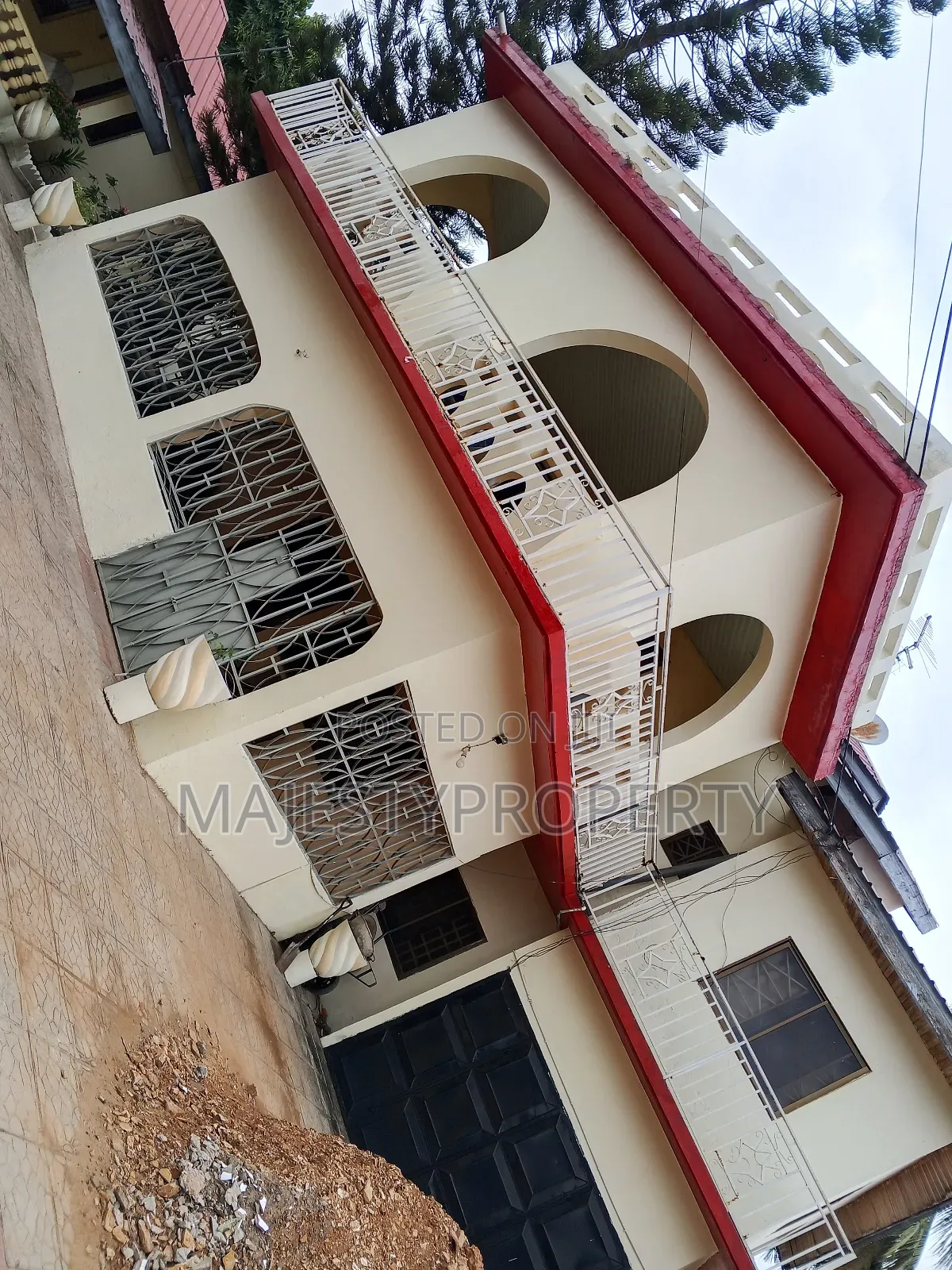 7bdrm Bungalow in East Airport for sale in Airport Residential Area