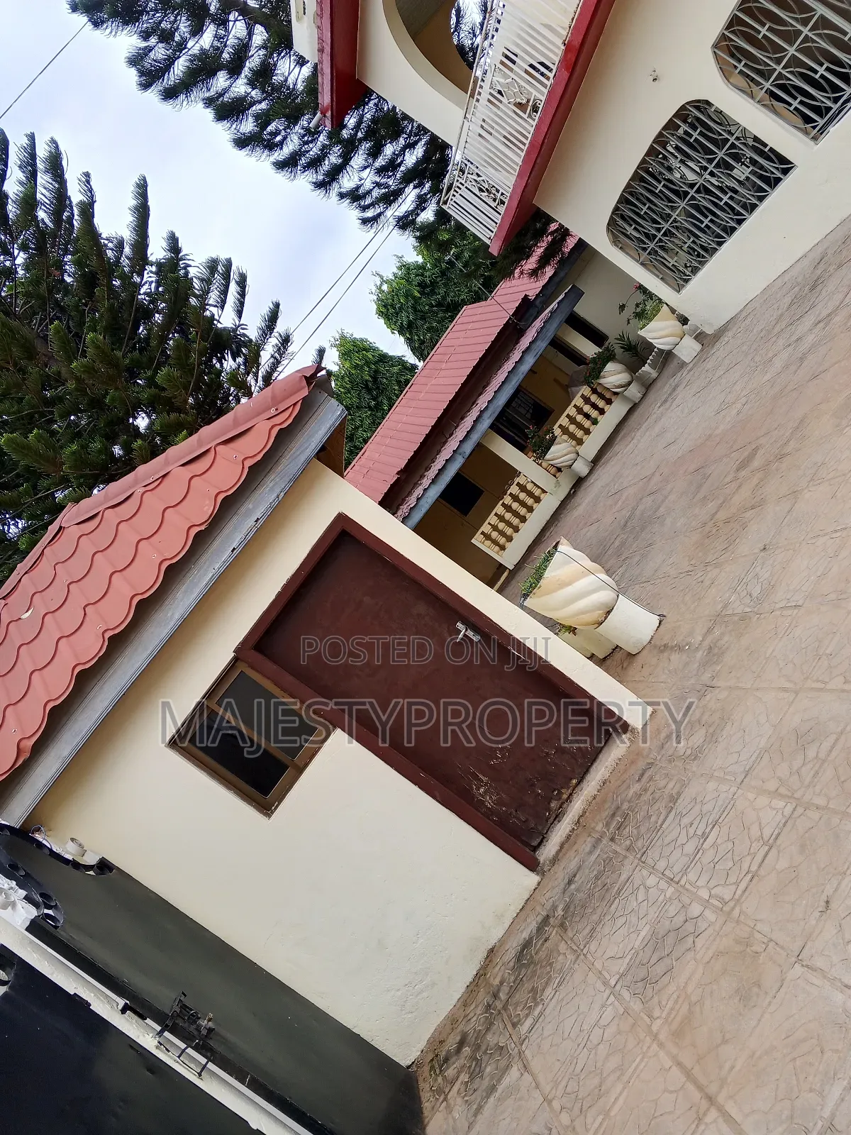 7bdrm Bungalow in East Airport for sale in Airport Residential Area