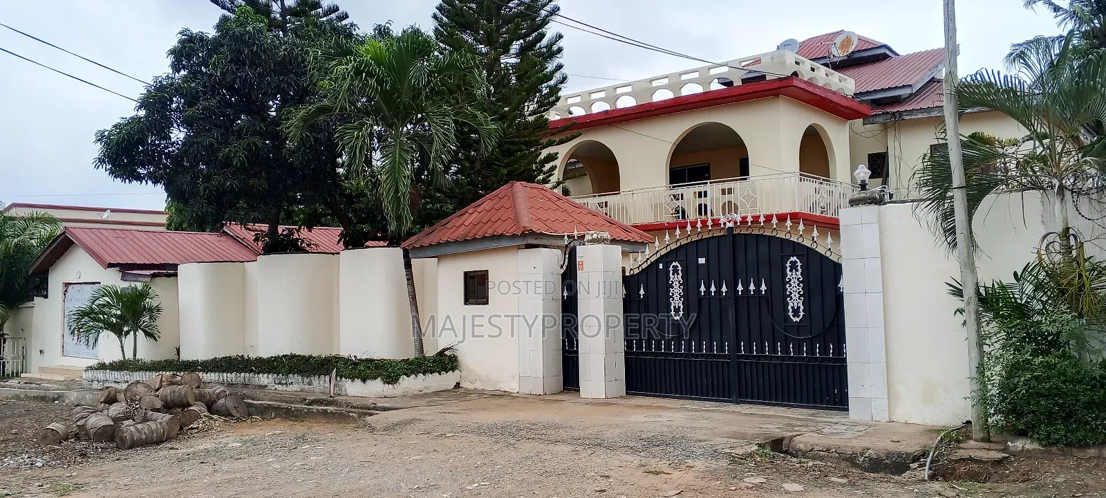 7bdrm Bungalow in East Airport for sale in Airport Residential Area