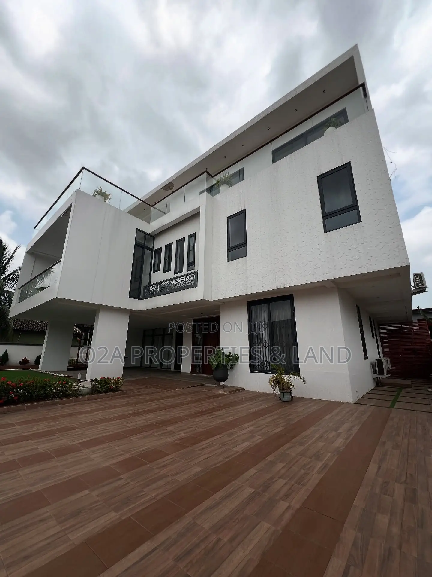 6bdrm House in East Legon, American House for sale in American House