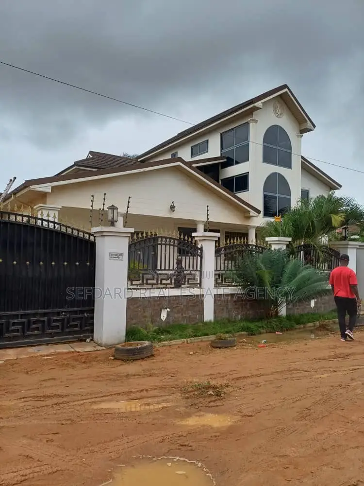 7bdrm House in Achimota for sale in Achimota
