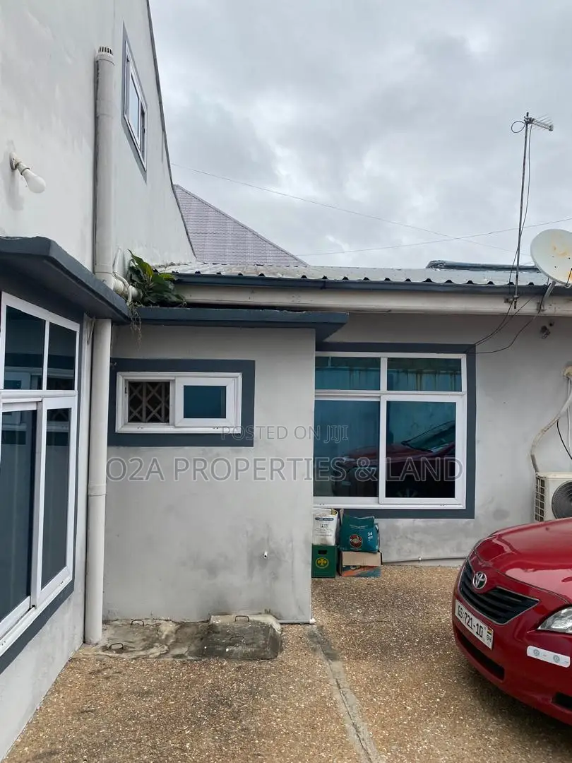 10bdrm House in Dansoman, Afoko Foto for sale in Afoko Foto