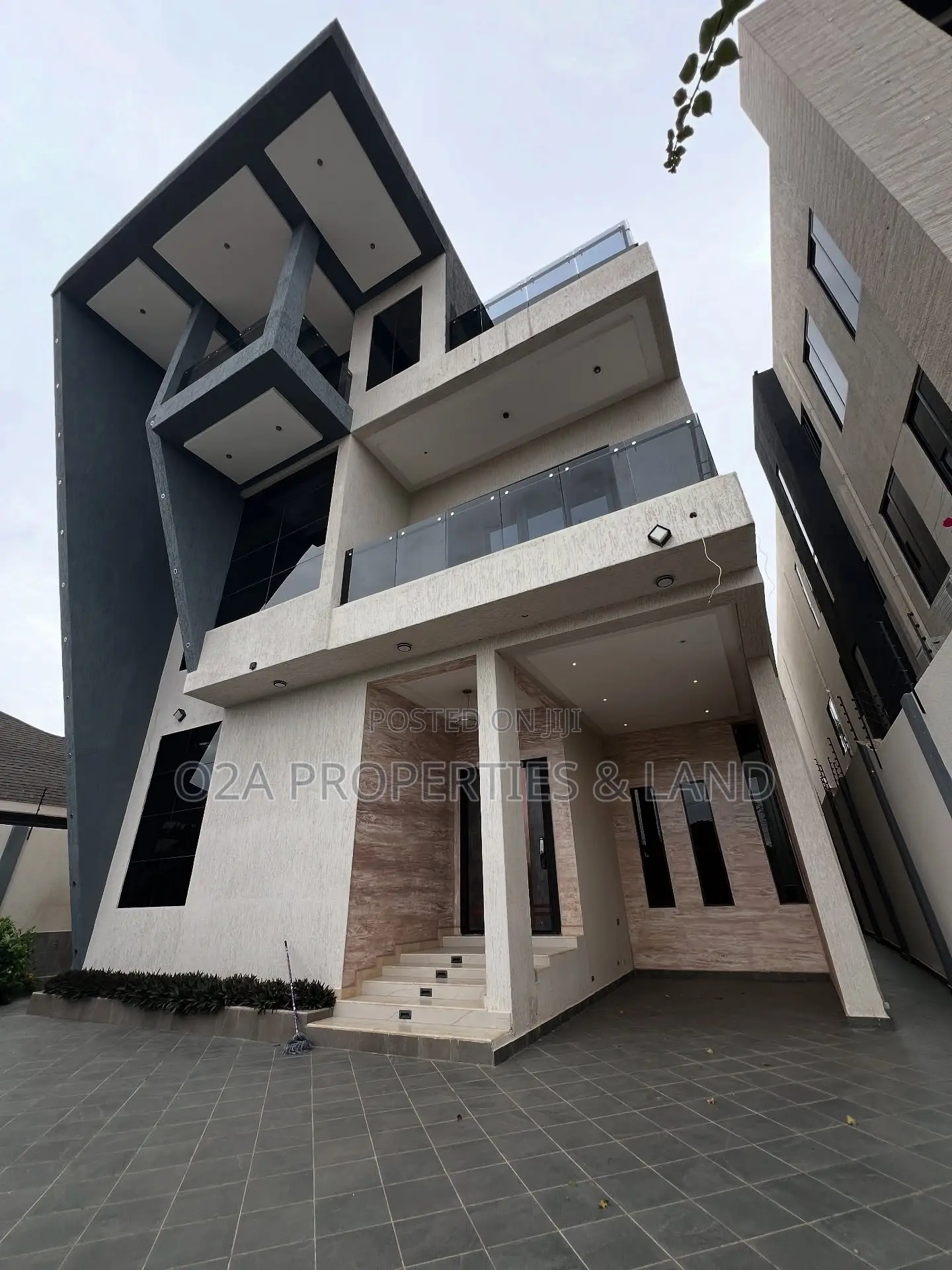 5bdrm House in East Airport for sale in Airport Residential Area