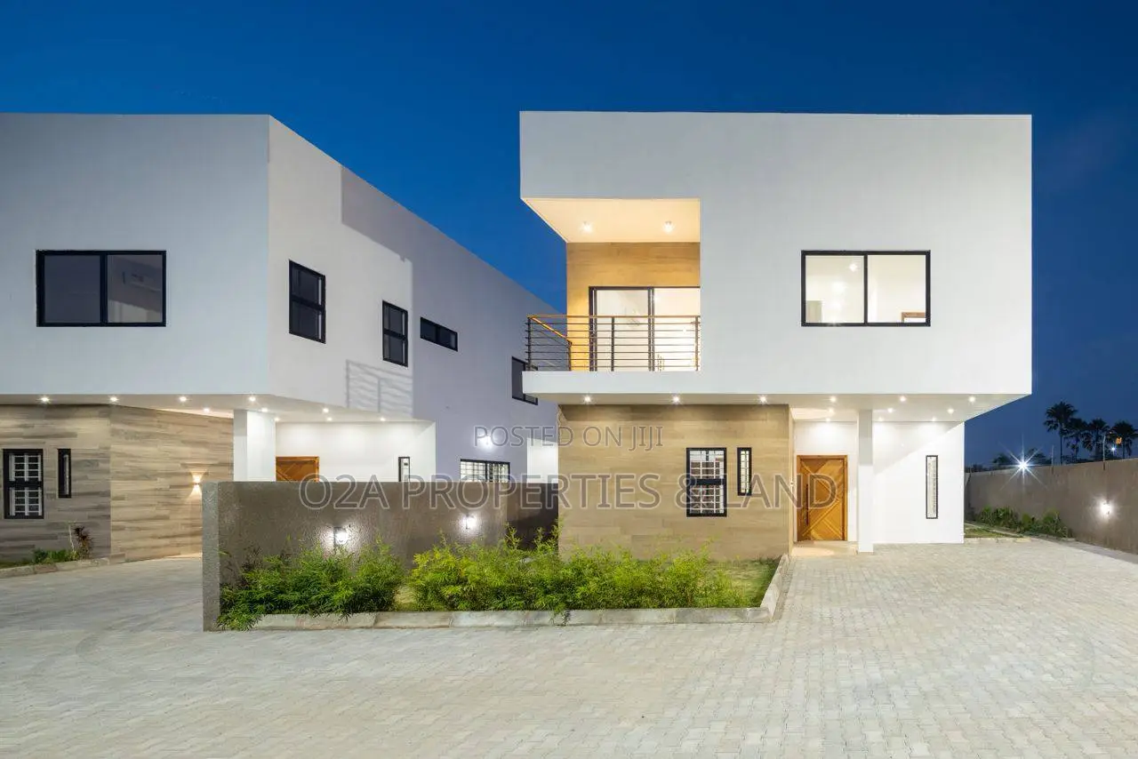 5bdrm Townhouse/Terrace in North Legon for sale in North Legon