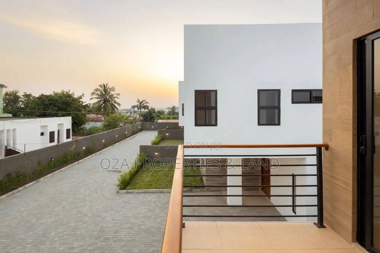 5bdrm Townhouse/Terrace in North Legon for sale in North Legon