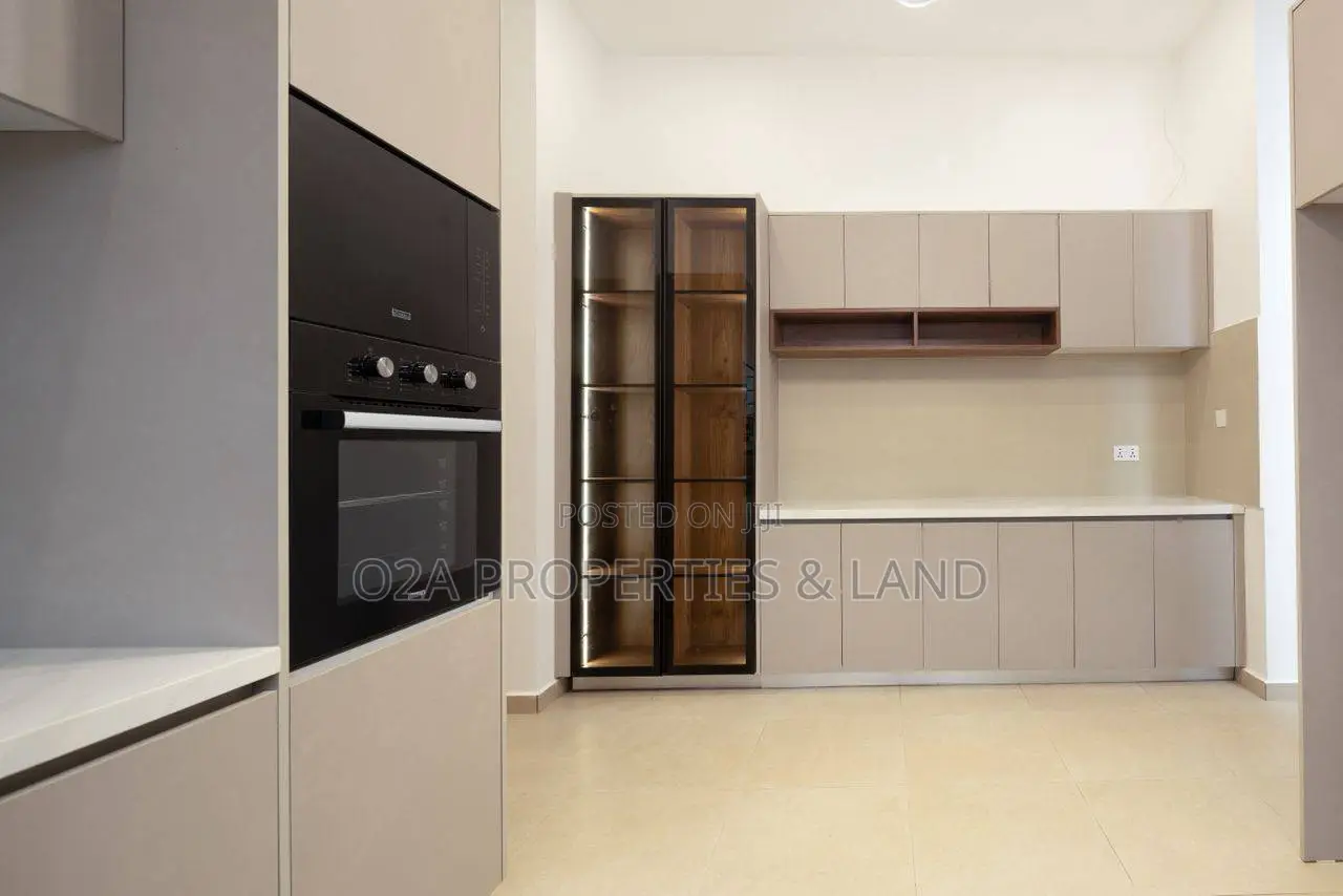 5bdrm Townhouse/Terrace in North Legon for sale in North Legon