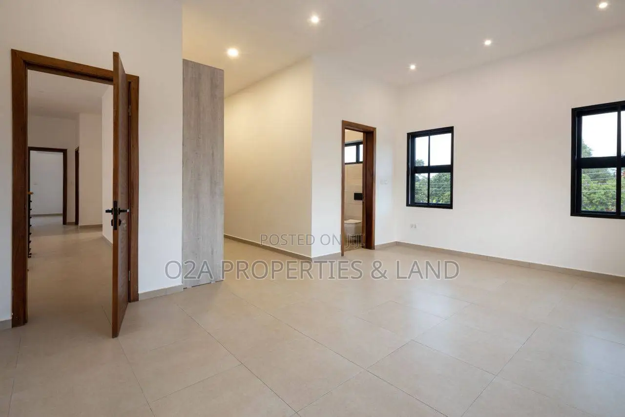 5bdrm Townhouse/Terrace in North Legon for sale in North Legon