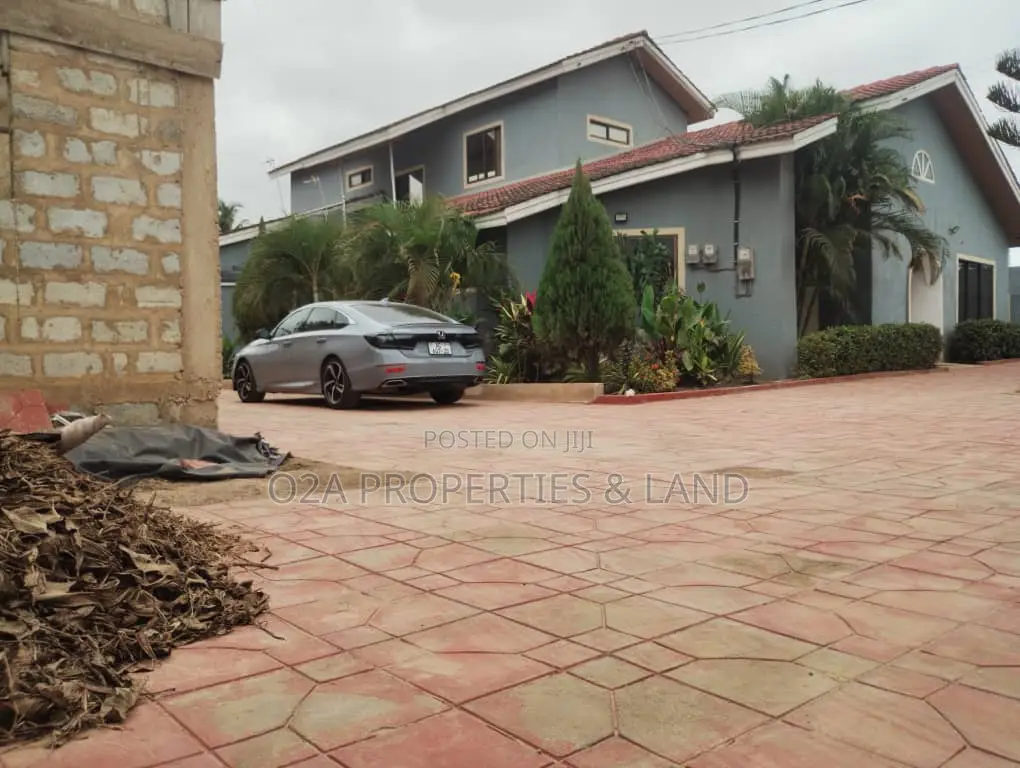 8bdrm House in Weija for sale in Weija Junction