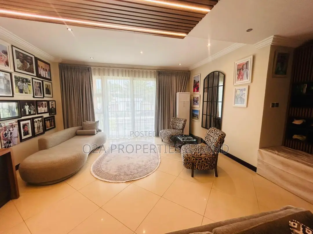 Furnished 4bdrm Townhouse / Terrace in Cantonments, Acquinas for rent in Acquinas