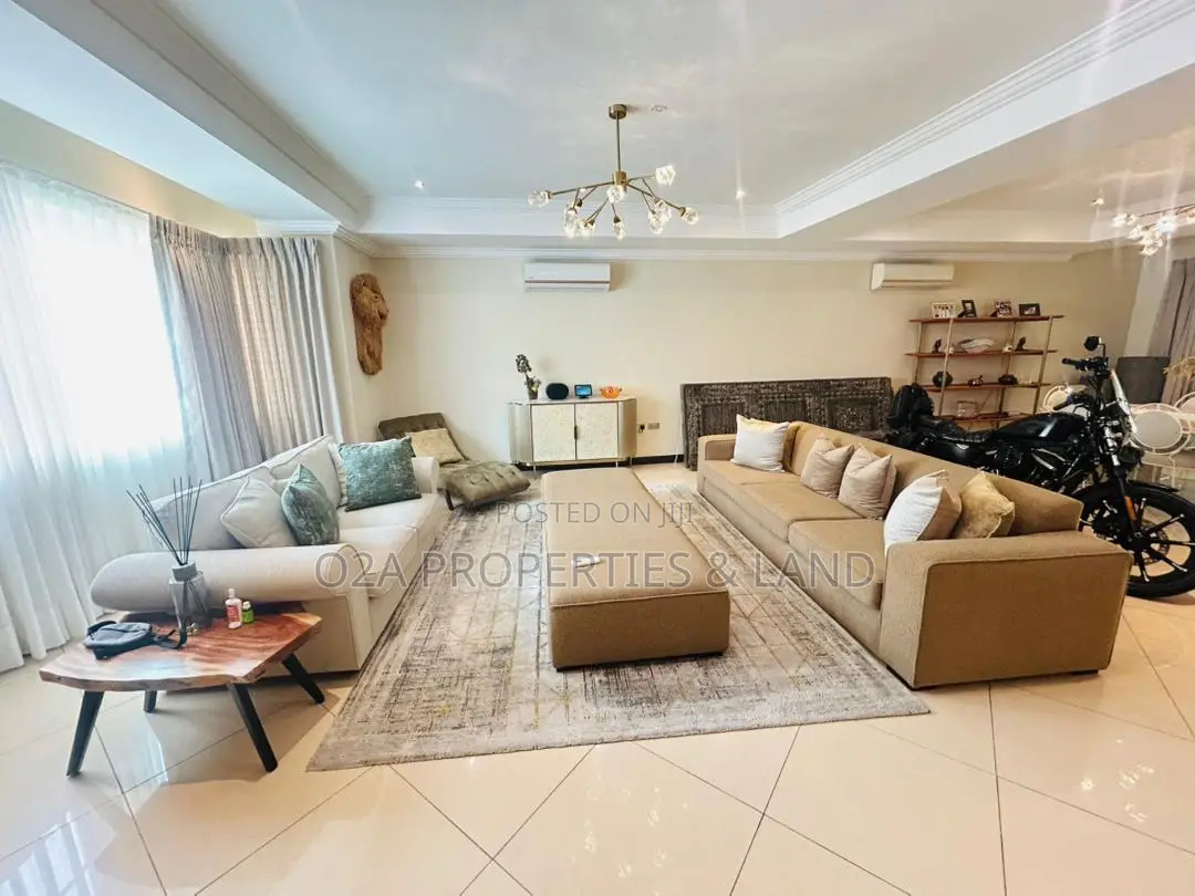 Furnished 4bdrm Townhouse / Terrace in Cantonments, Acquinas for rent in Acquinas