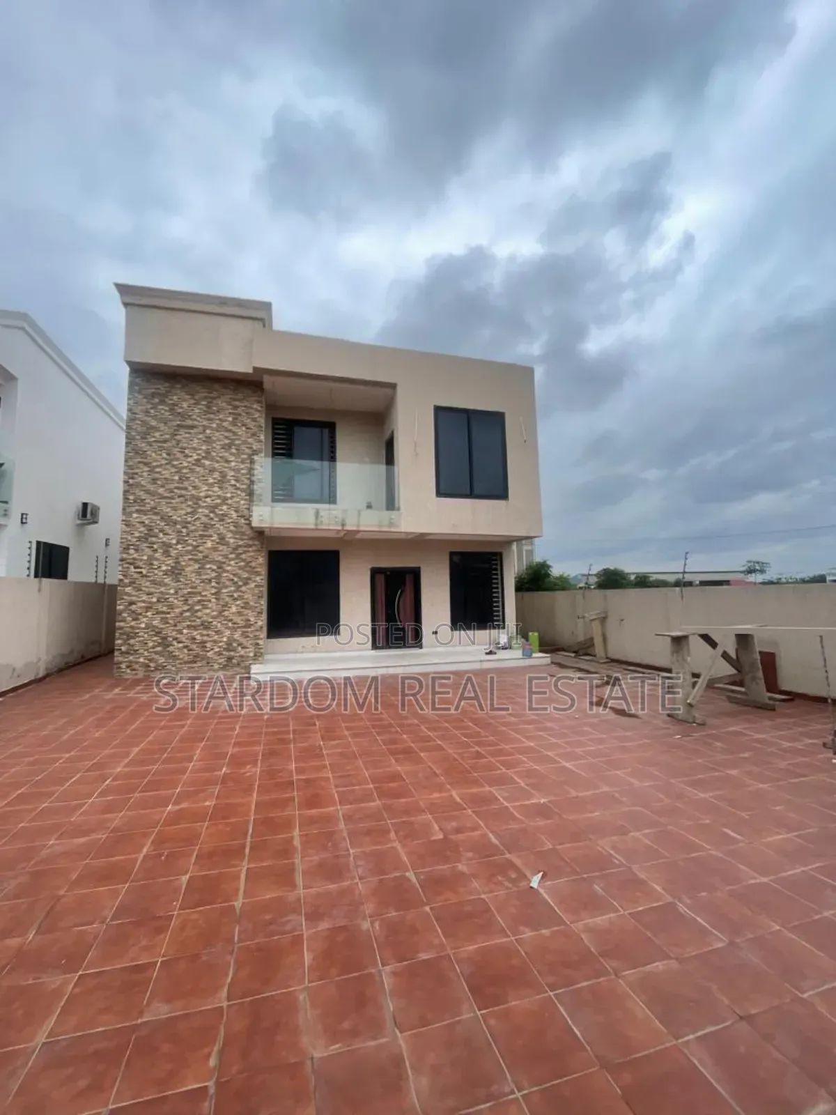 4bdrm Duplex in American House, East Legon for sale in East Legon