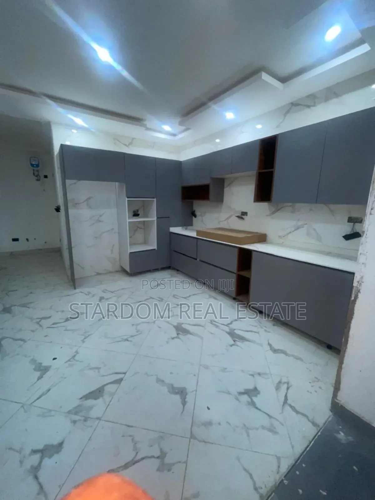 4bdrm Duplex in American House, East Legon for sale in East Legon