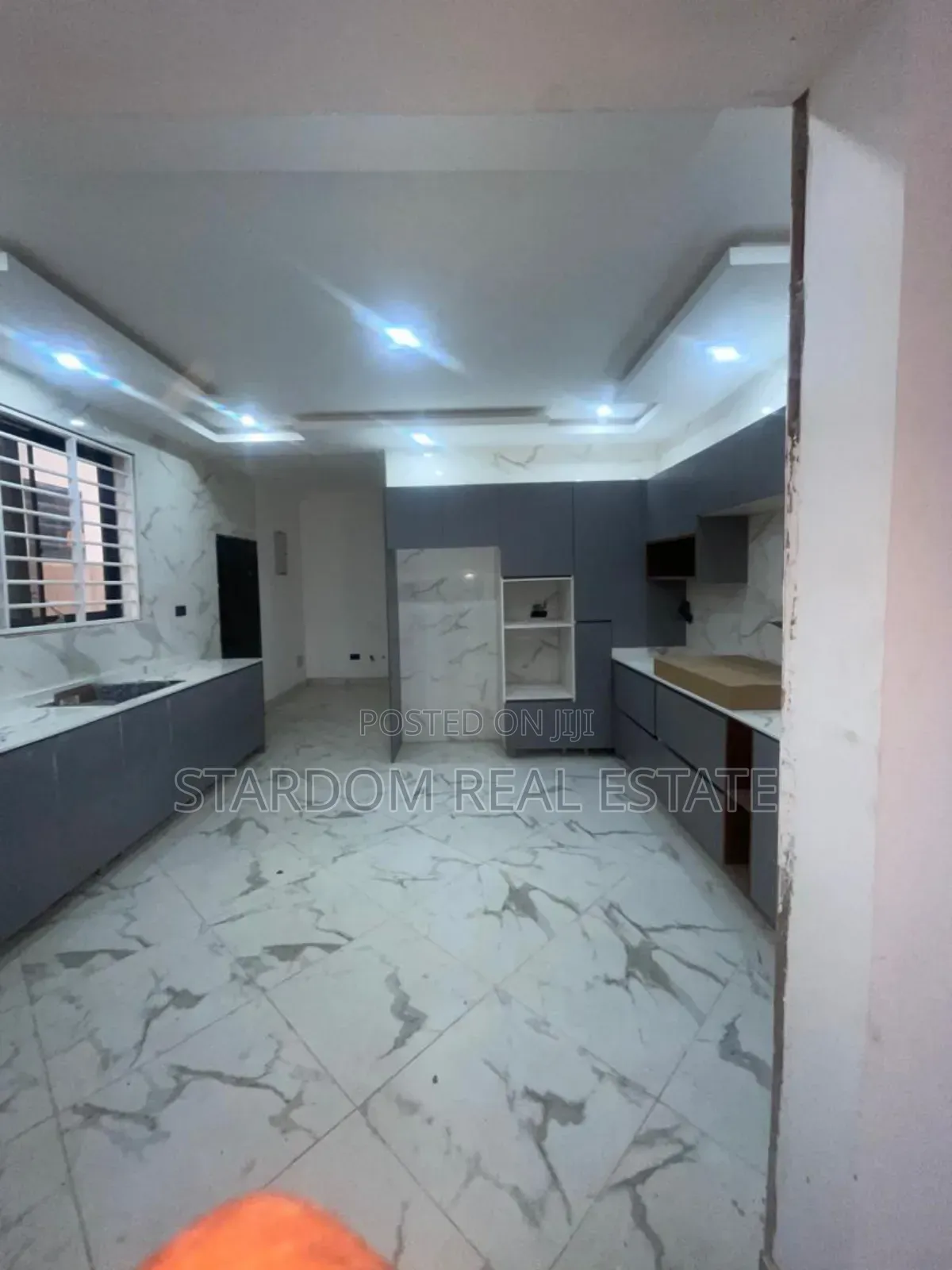 4bdrm Duplex in American House, East Legon for sale in East Legon
