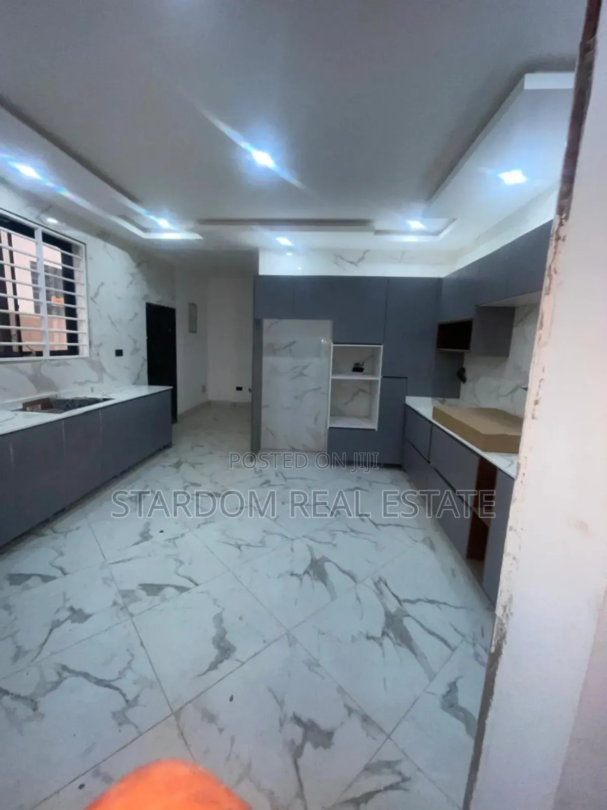 4bdrm Duplex in American House, East Legon for sale in East Legon