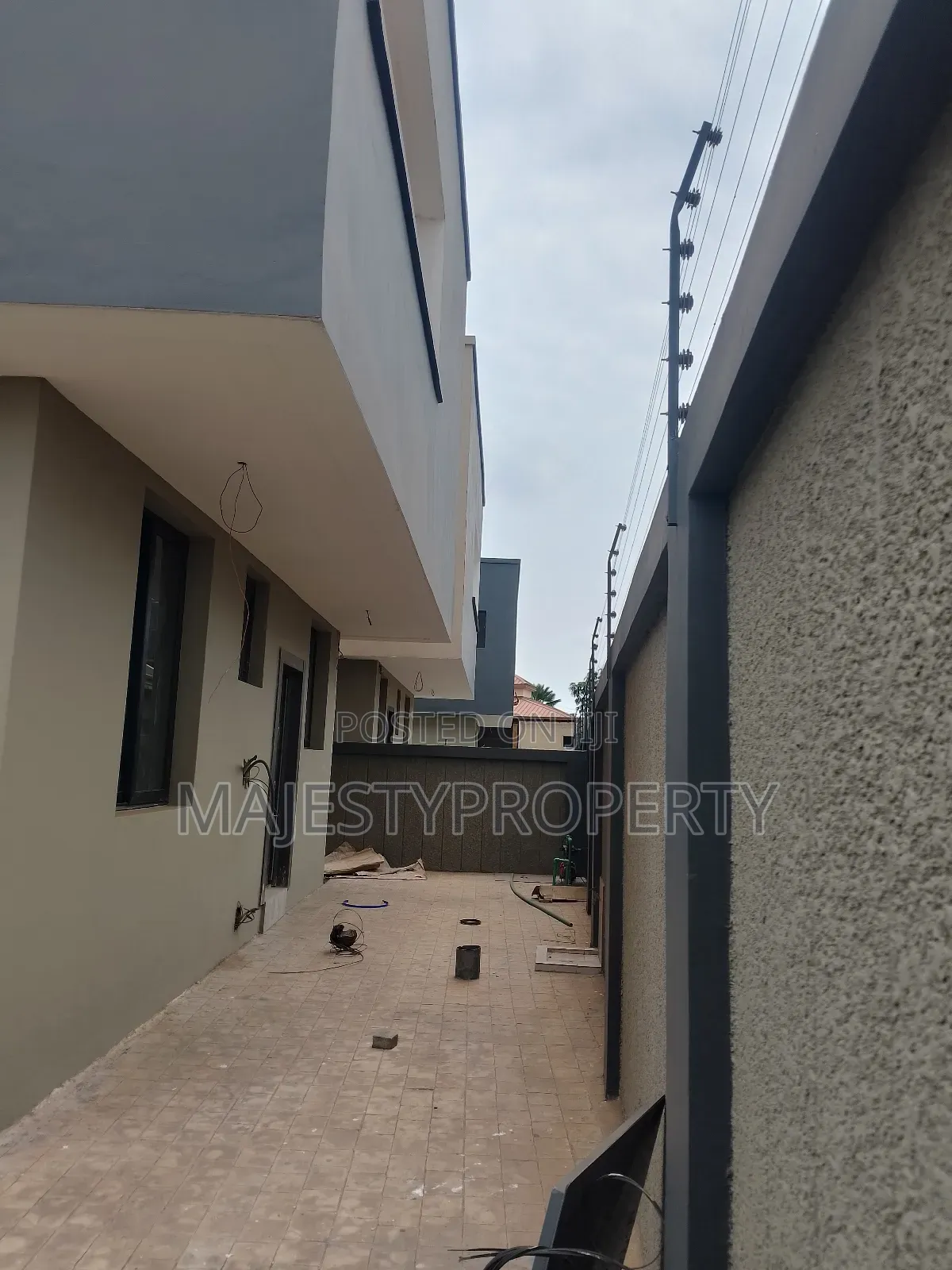 Newly Built Luxurious Executive 3bedrooms Self-Compound for Sale in School Junction