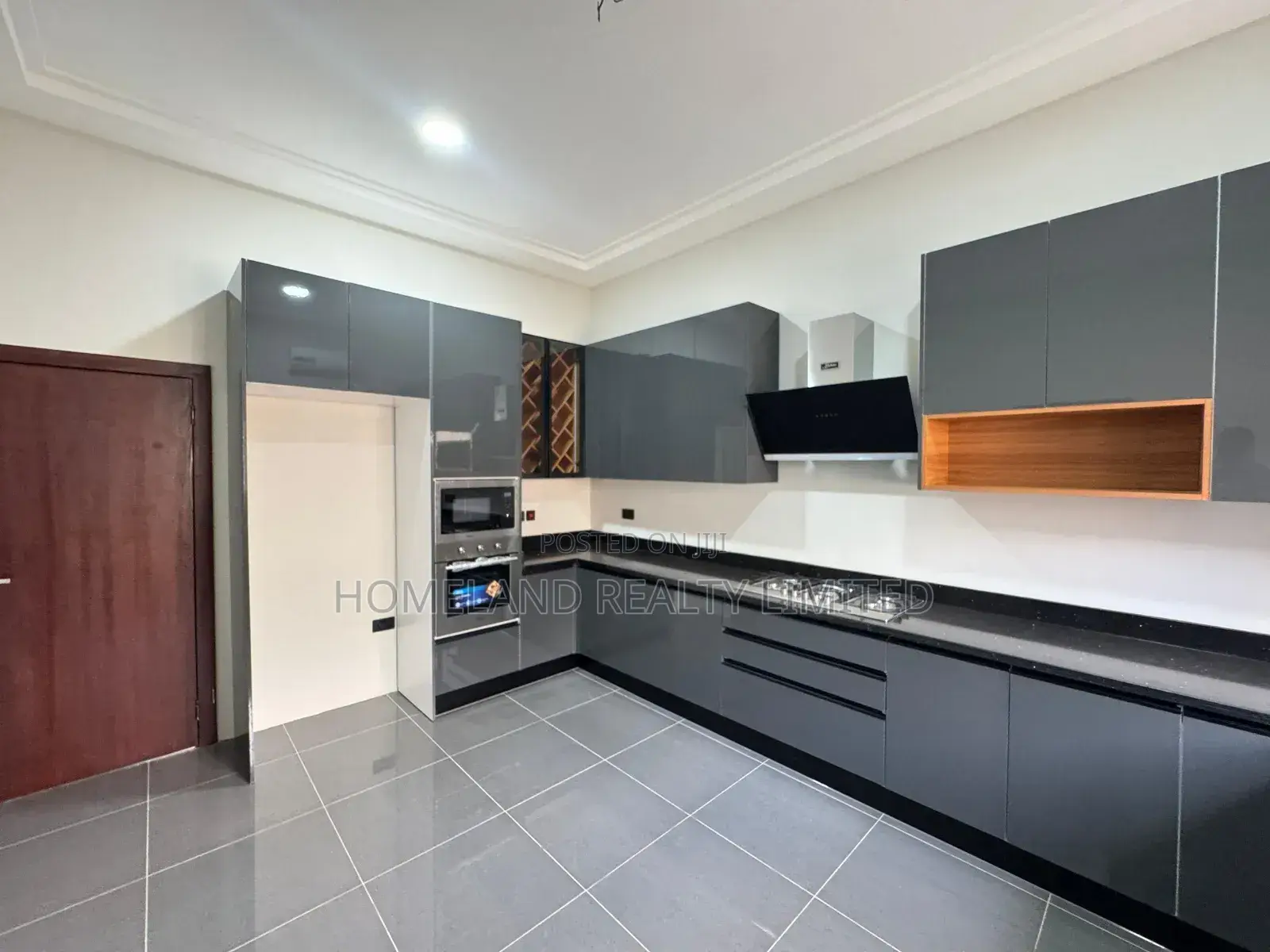 4bdrm Duplex in Lakeside Community 8, Accra Metropolitan for sale in Accra Metropolitan