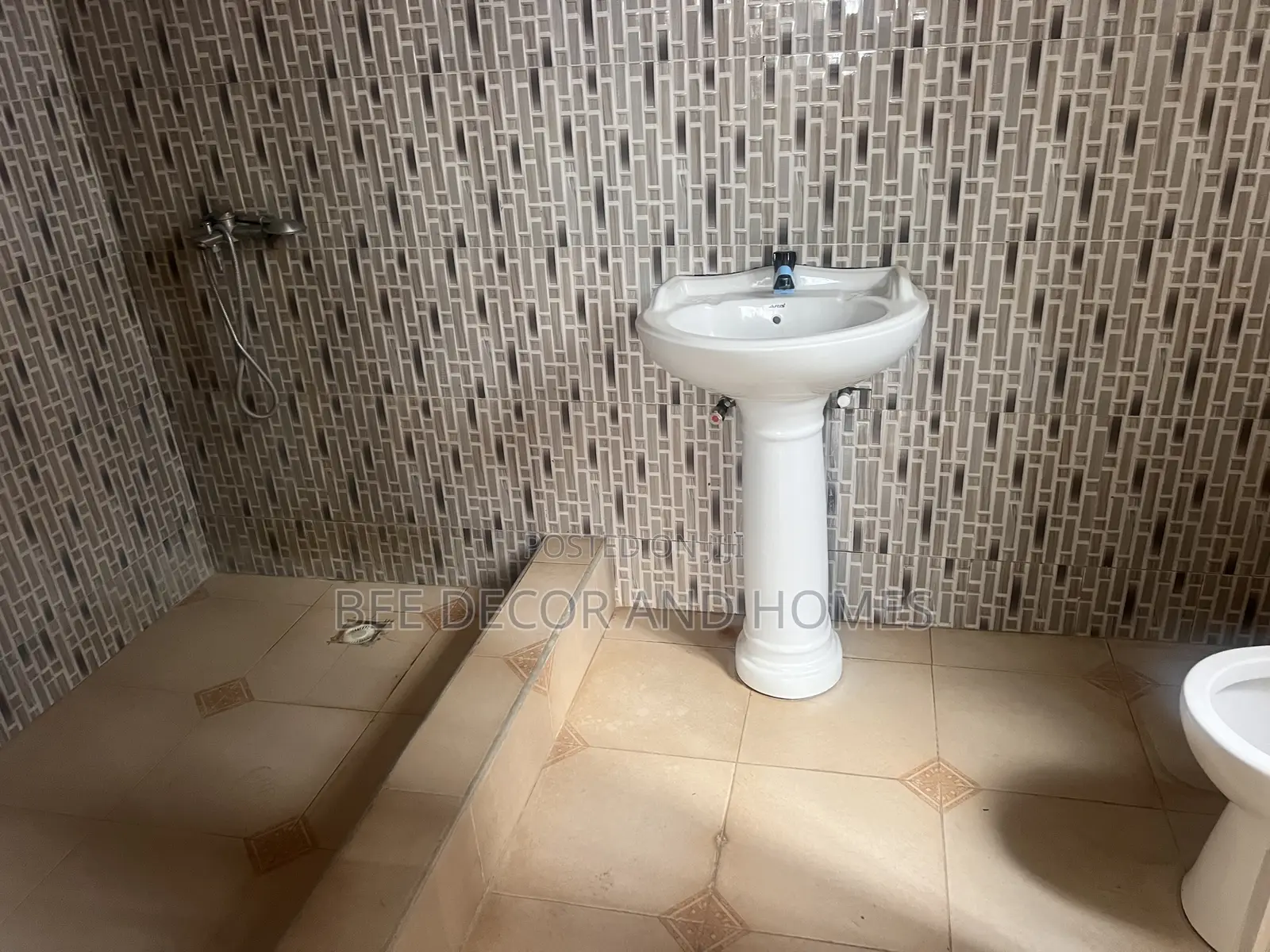 2bdrm Apartment in Bee Decor & Homes, Old Ashomang for rent in Old Ashomang