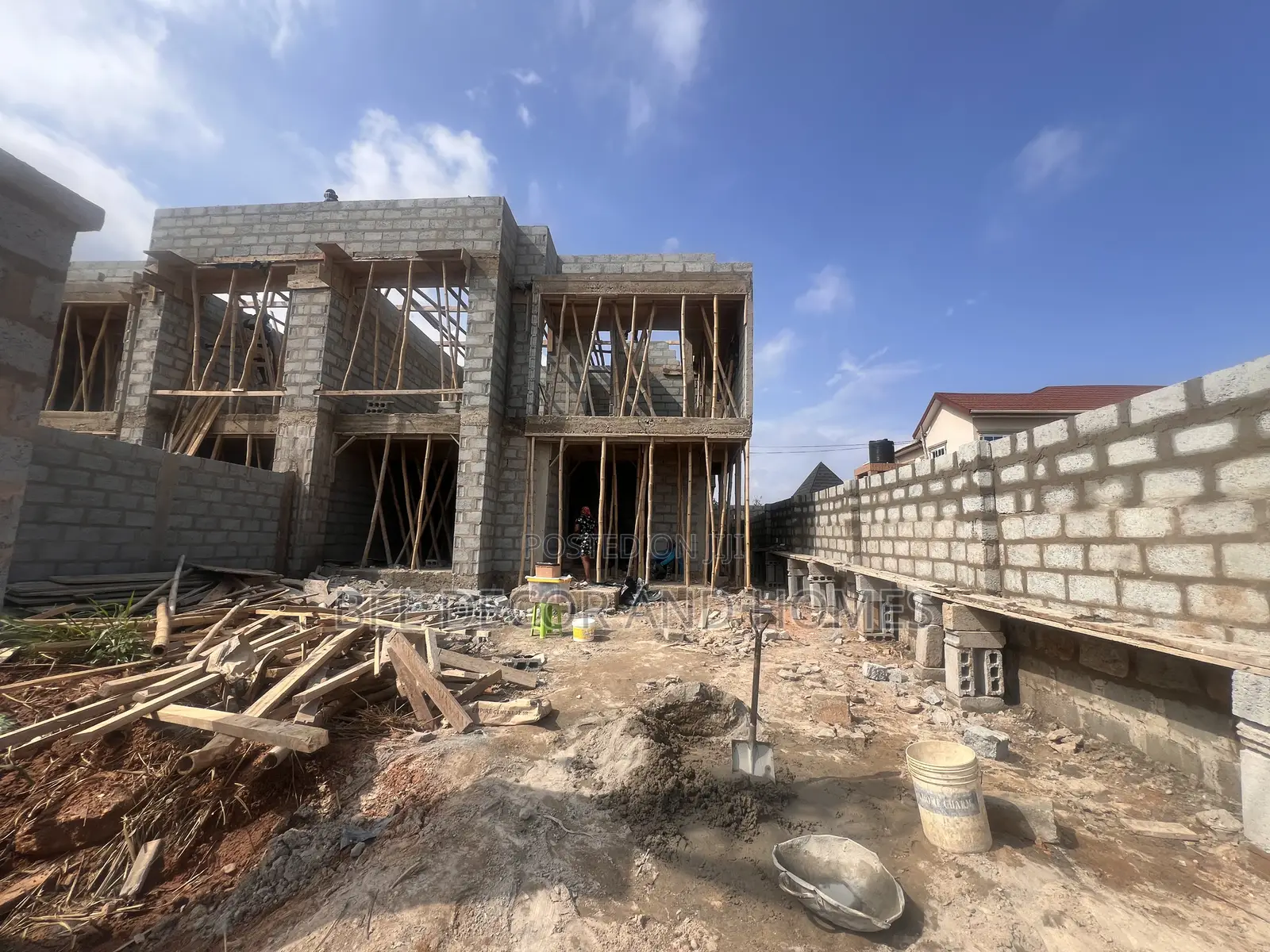 4bdrm House in Bee Decor & Homes, Old Ashomang for sale in Old Ashomang