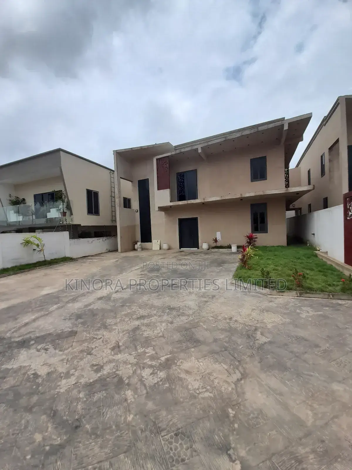 4bdrm Duplex in Hatso, Haatso for sale in Haatso
