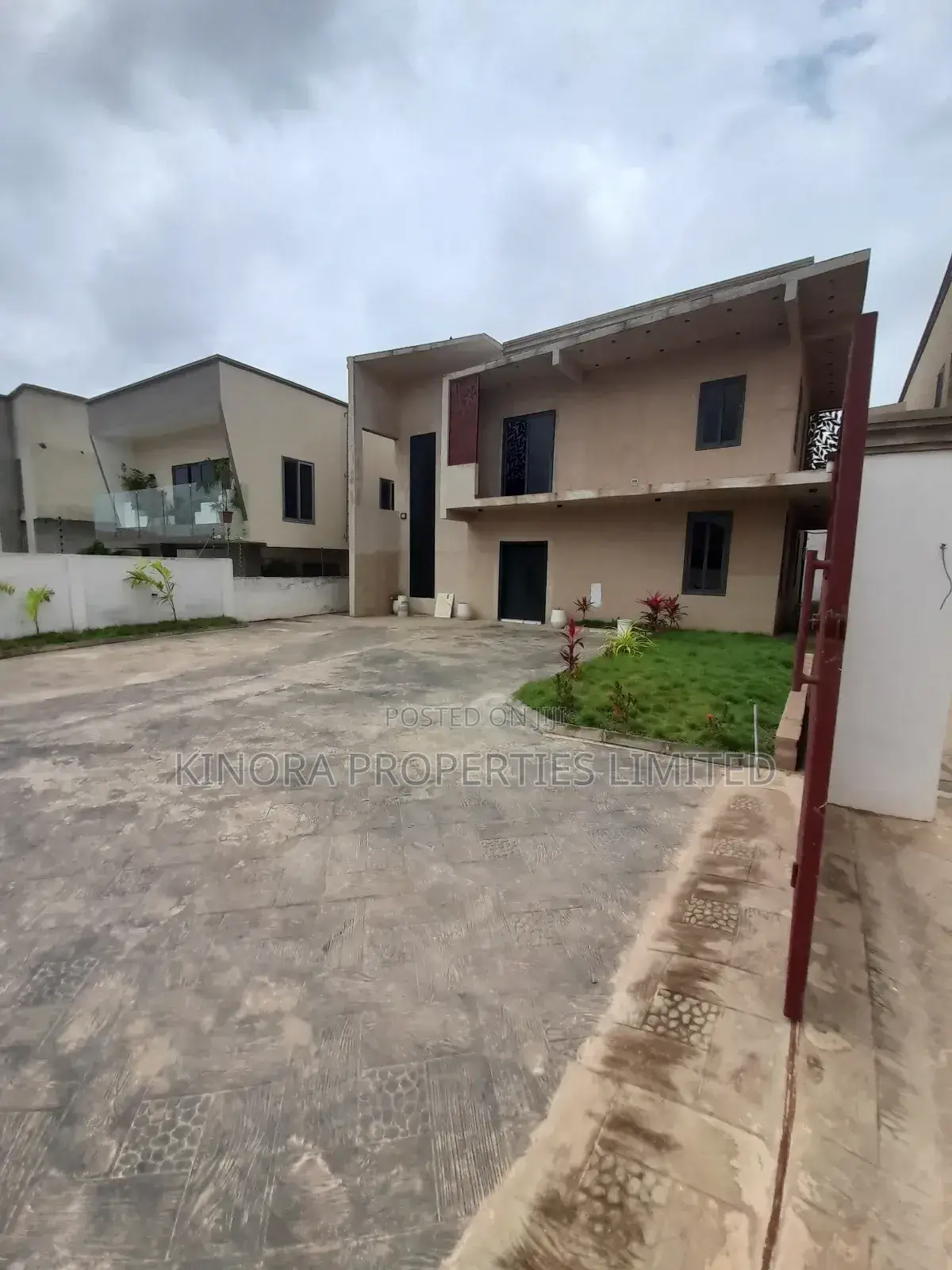 4bdrm Duplex in Hatso, Haatso for sale in Haatso